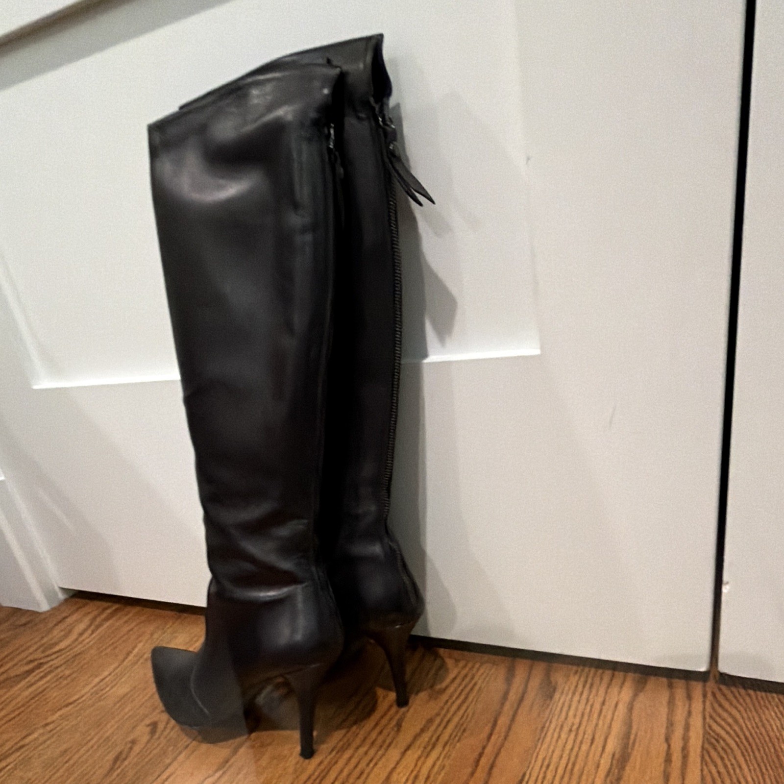 Stuart Weitzman Soho Black Leather Knee High Pointed Toe Zip Boots 6.5 M