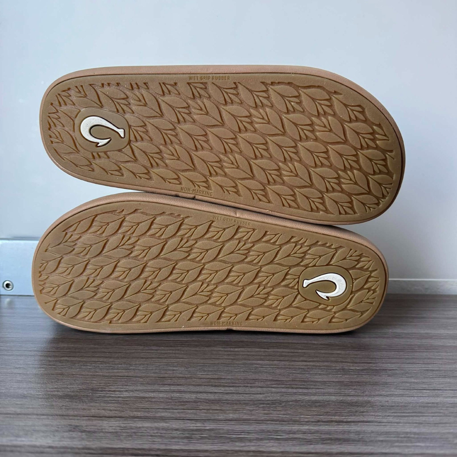 Mismatch OluKai Women’s Pae Slide Sandals US Size 7 Right, 8 Left $100 in Tapa