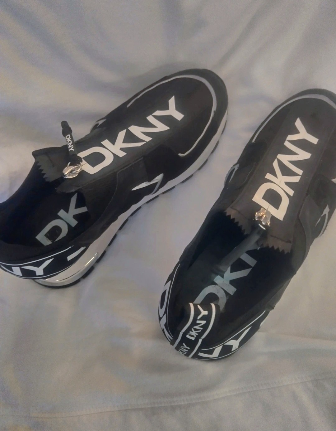 B/W DKNY ATLÉTICO WOMEN SNEAKERS SIZE 7.5
