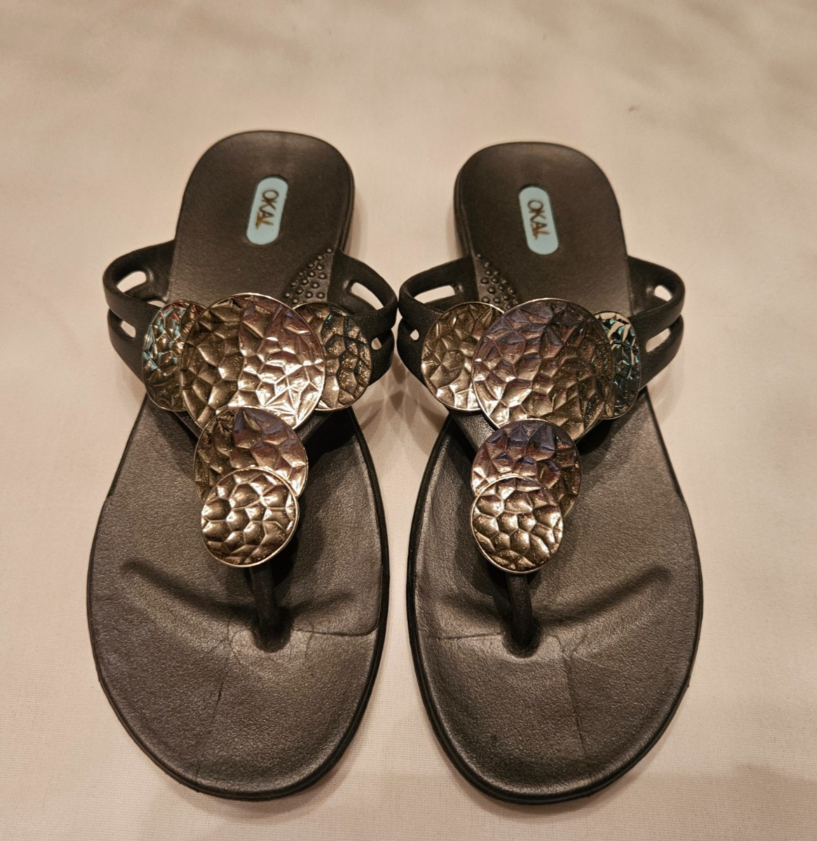 OKA B Womens Thong Sandals Size -7 Decorative silver & Grey USA