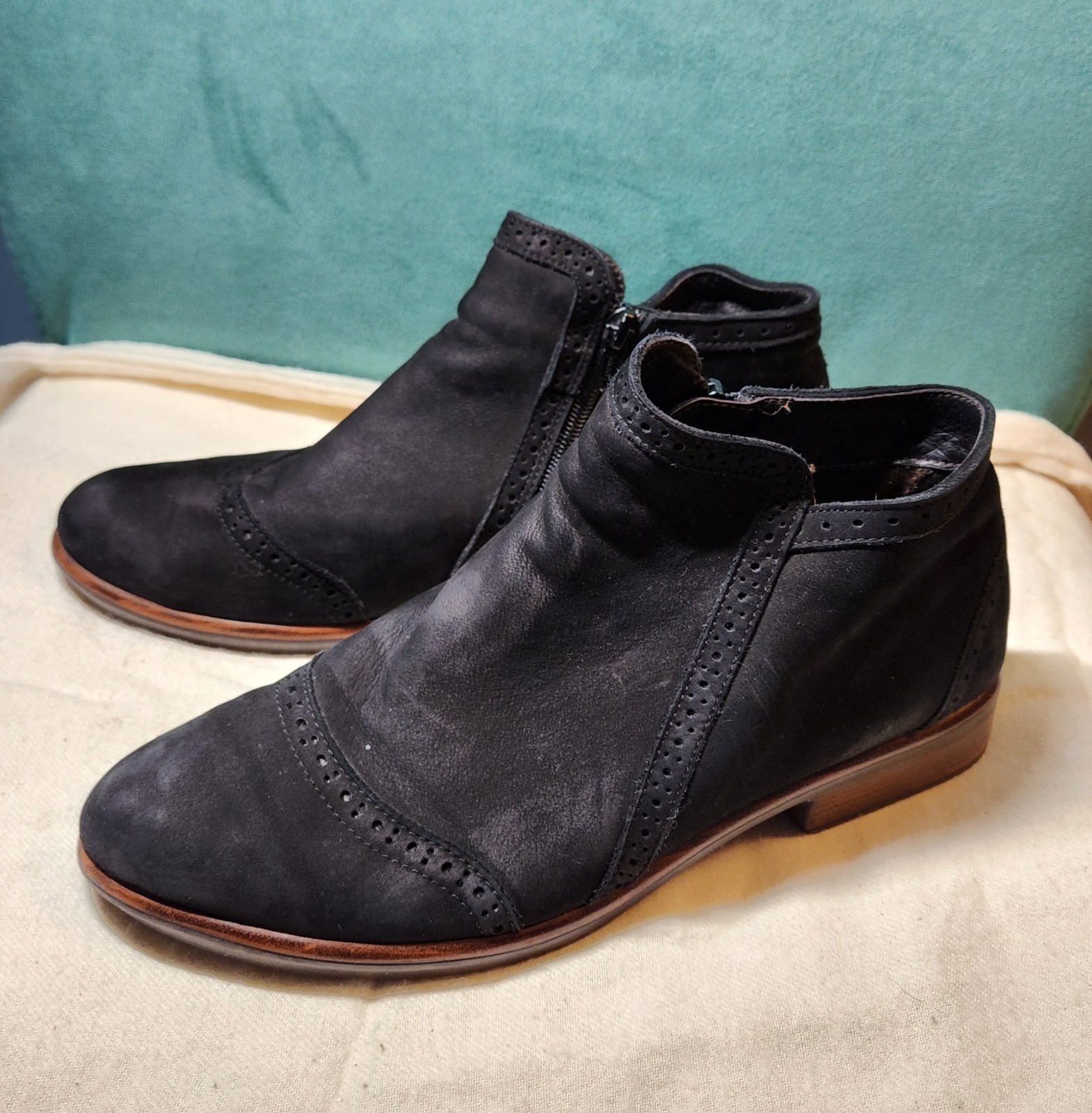 Naot Nefasi Black Nubuck Leather Suede Ankle Boots 40 US 9 side zip Nice