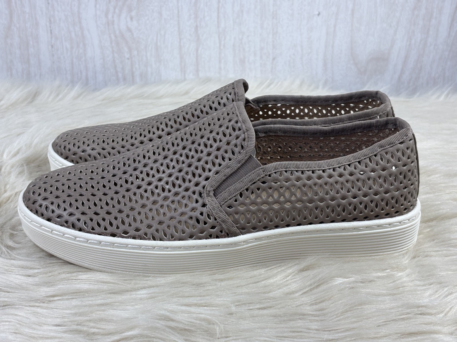 NWOT Sofft Somers II Sneakers Taupe Perforated Leather Slip On Womens 8M
