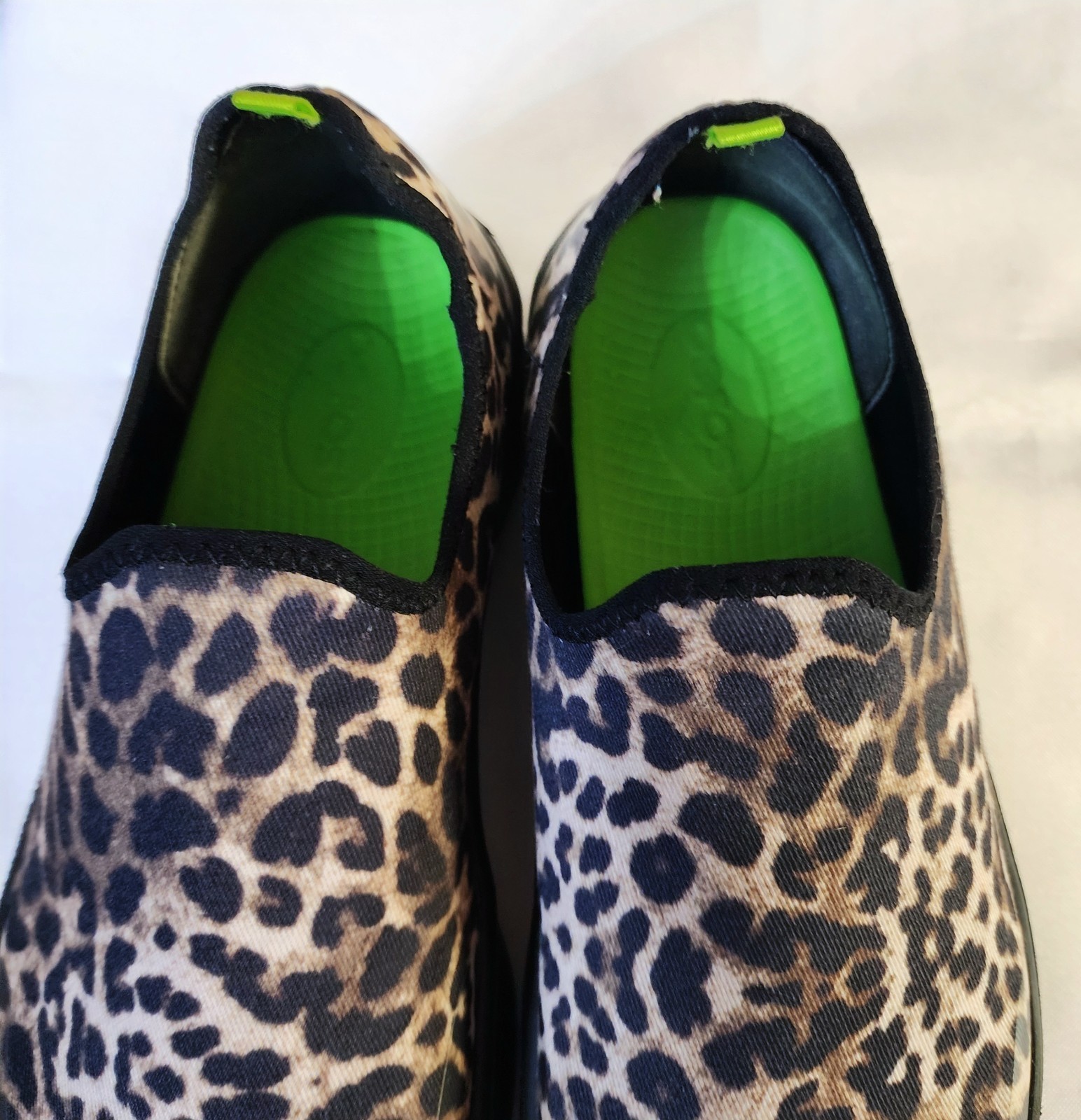 OOFOS OOmg eeZee Low Women’s Size 40.5 Leopard Recovery Shoe fits like size 9.5