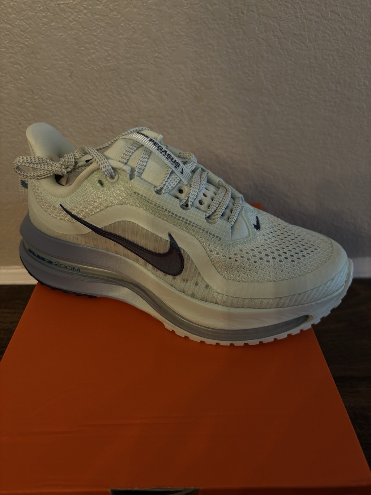 W Nike Pegasus Premium , Barely Green / Blue Void, women’s Size 6