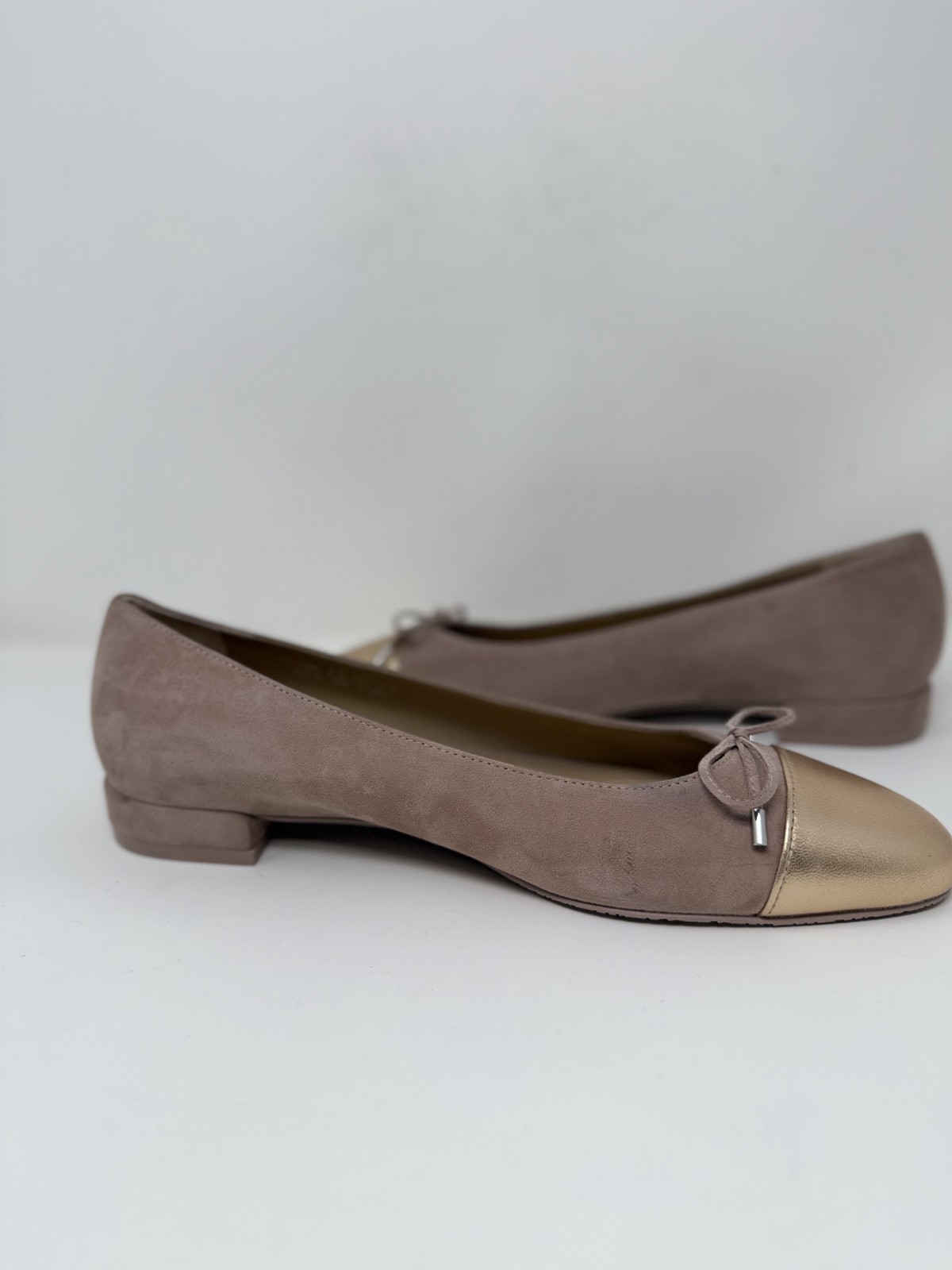 New Stuart Weitzman Sleek Suede Cap Toe Bow Flat Fawn Sz 8.5