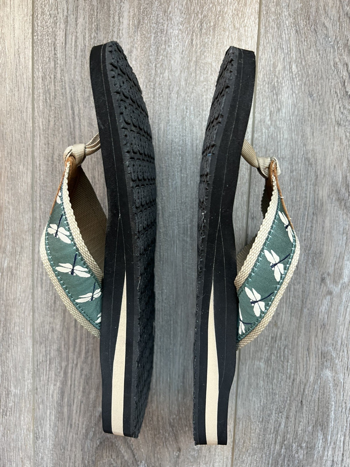 So much fun!! Two pairs LL Bean 9M Women’s Flip Flops-Woodblock Fish & Dragonfly
