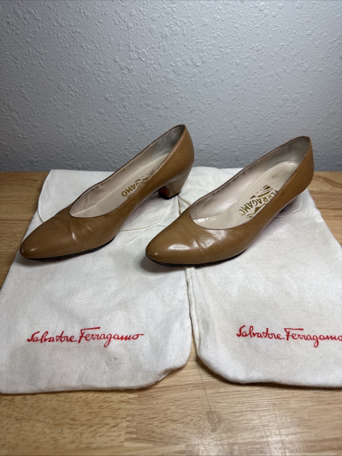 Vintage Salvatore Ferragamo Italy Tan Leather Pumps Shoes sz 8 AAA Narrow