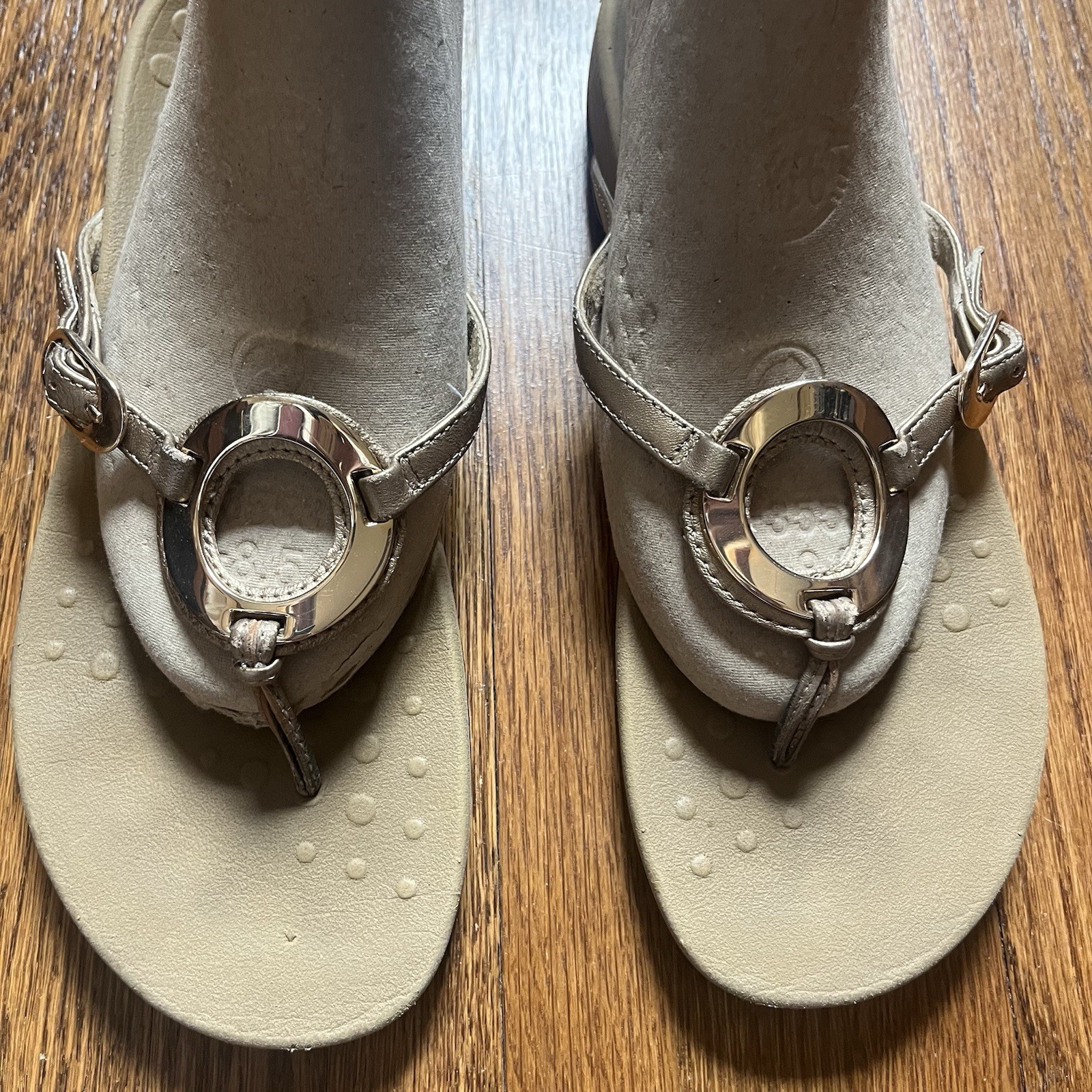 Vionic Karina Thong Sandals 9 strappy Gold Ring Comfort Feminine Summer