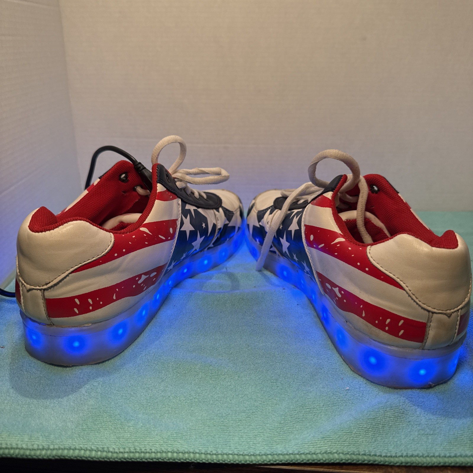 uruoi Light Up Shoes USA American Flag LED Sneakers Size 9.5 Comes w/Charger
