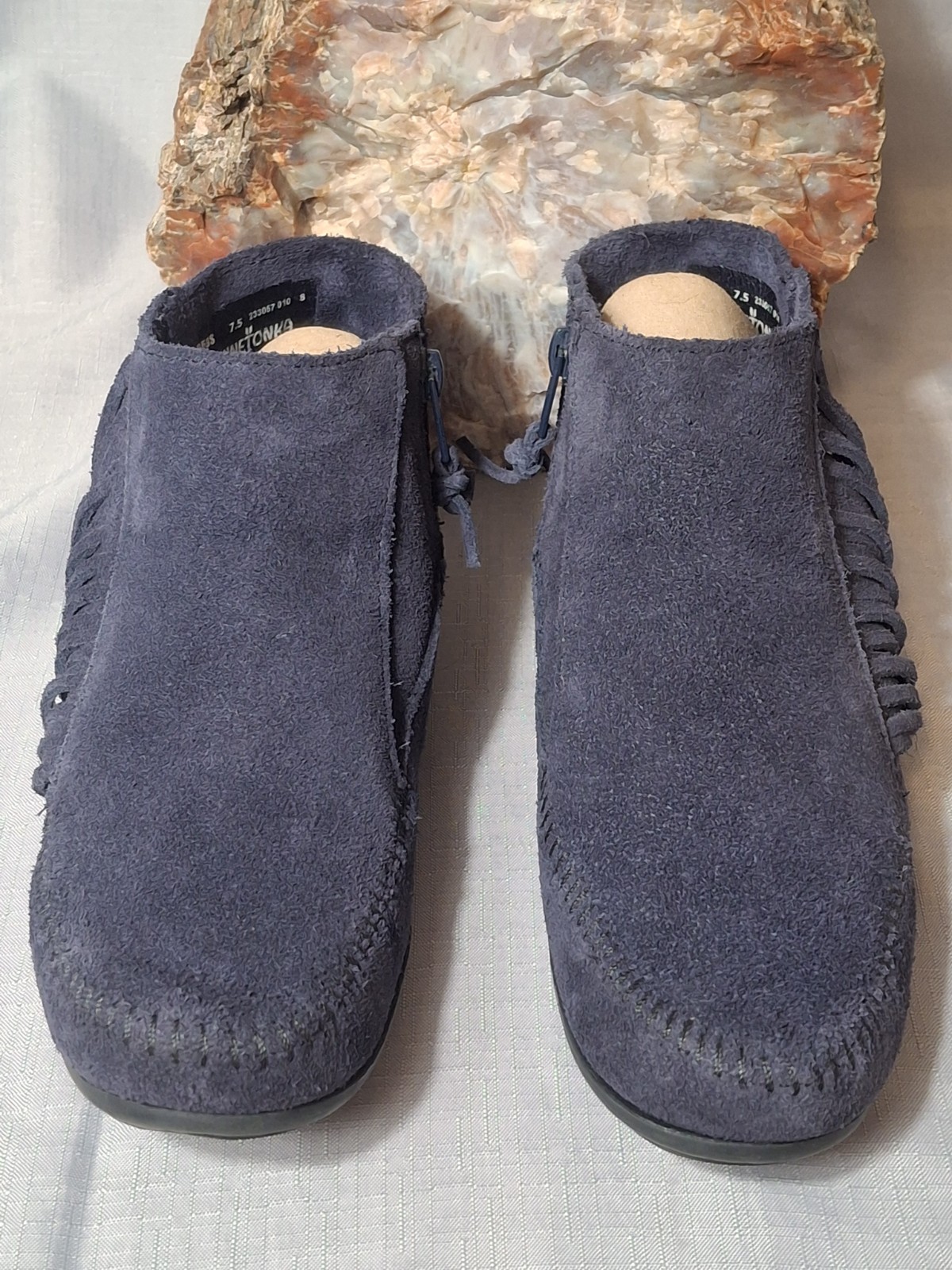EUC MINNETONKA 659S Mocassin LACY Size 7.5 Navy Suede Zip Fringe Ankle Booties