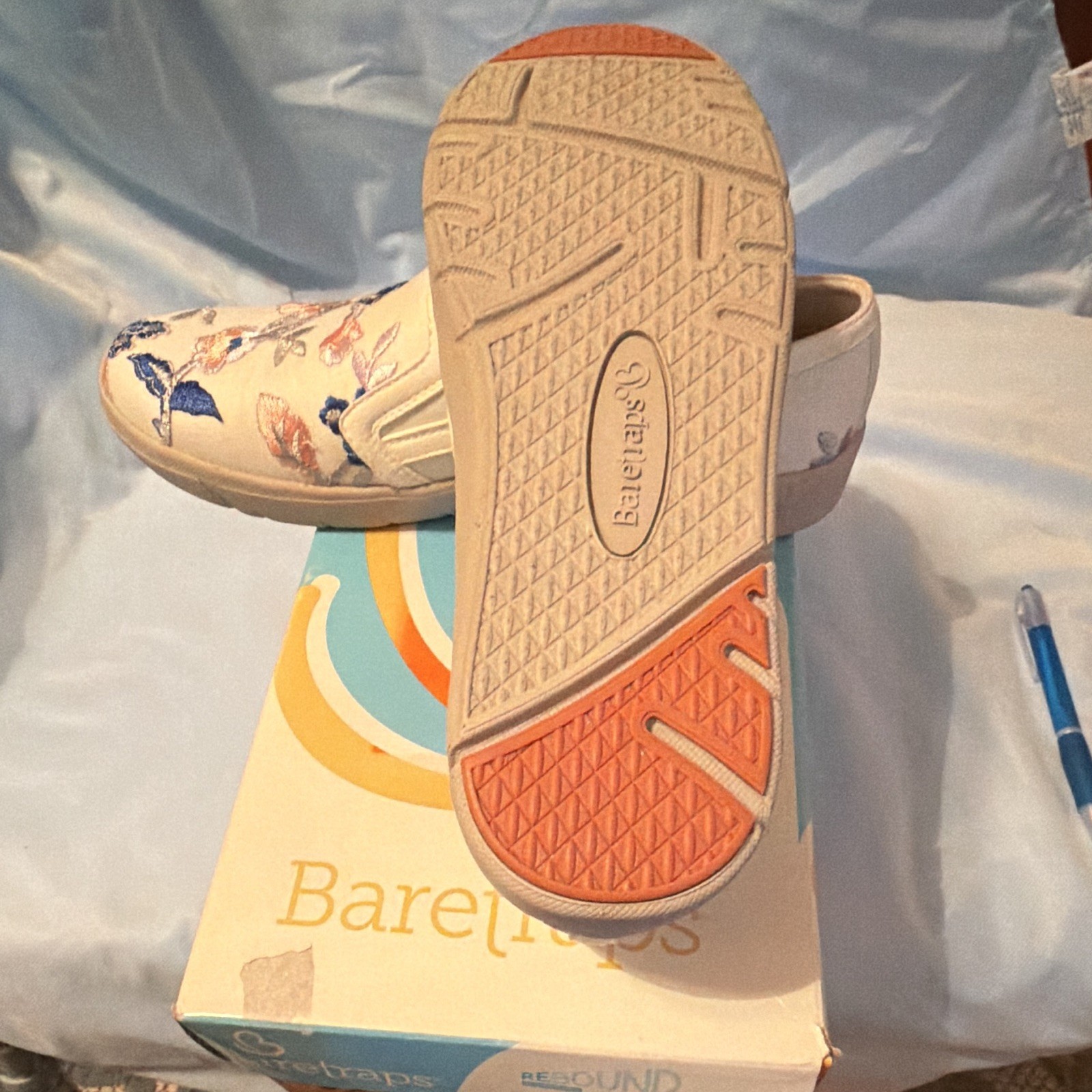 Baretraps Rebound Women’s Slip-On Flat Canvas Embroidered Floral White 9M