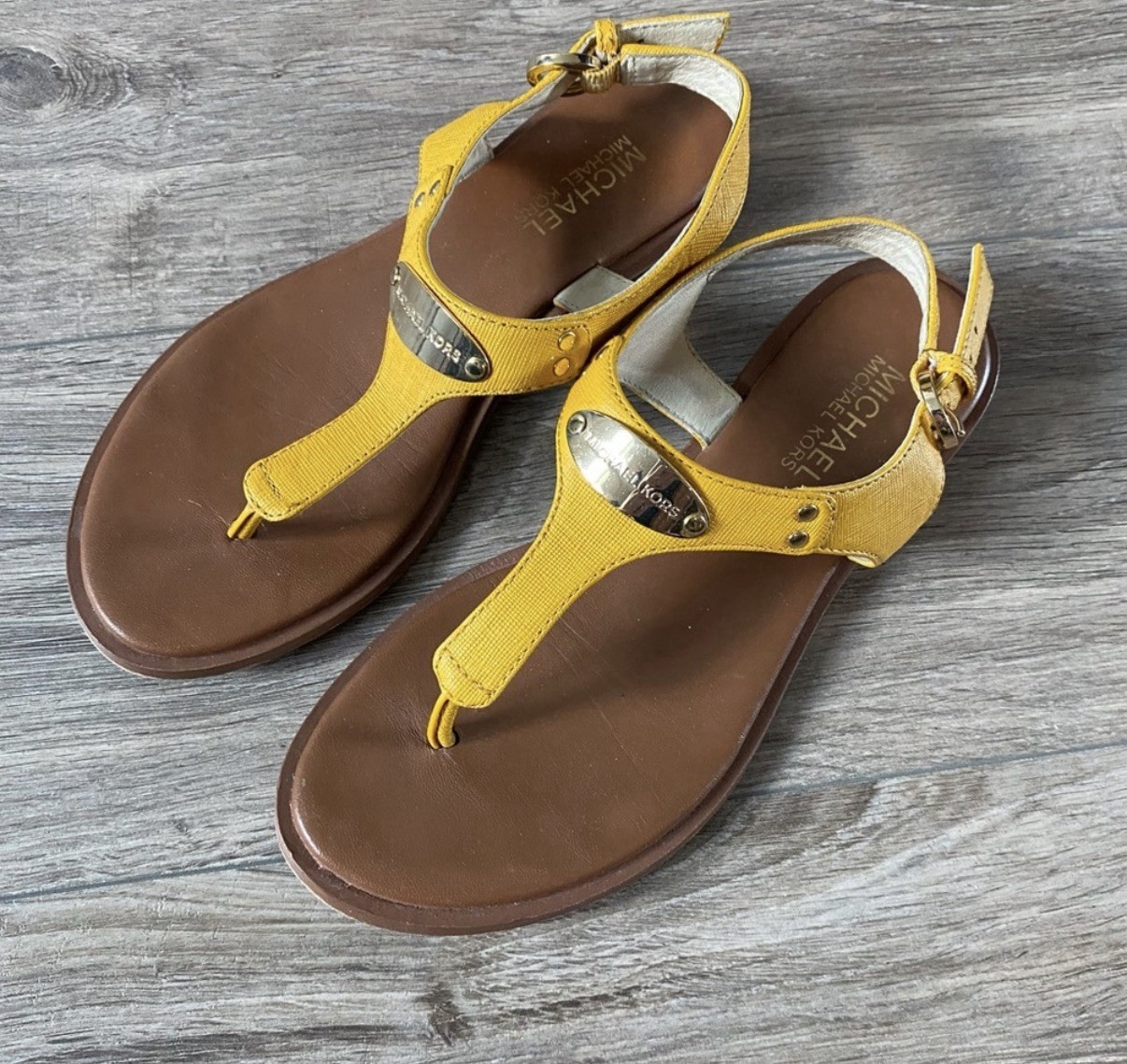 Michael Kors T-Strap Sandals Flats 6M Yellow Preppy Logo Plate Saffiano Leather
