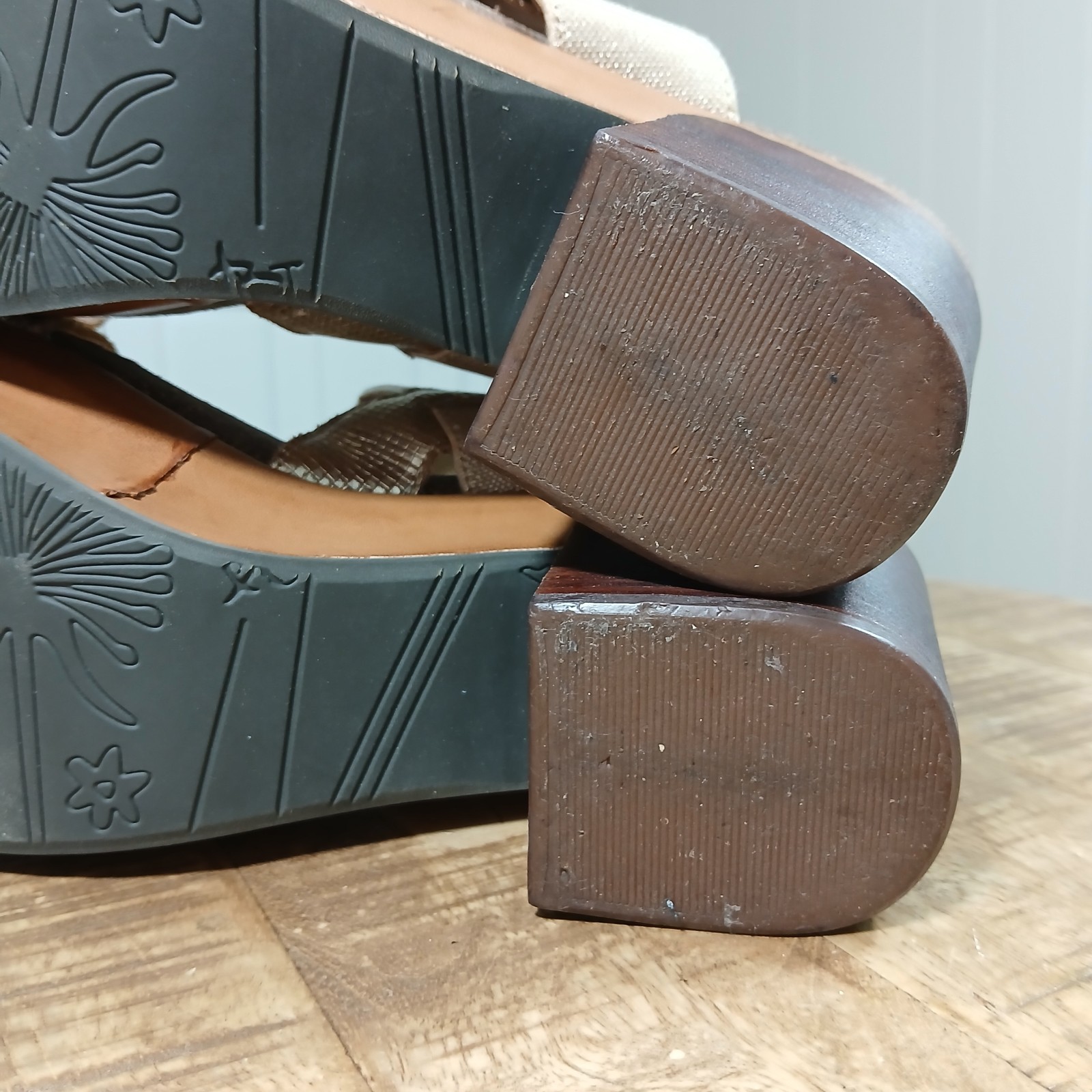 ​OTBT Indio Platform Sandals Womens 9M Gold Metallic Textured Leather Wood Heel