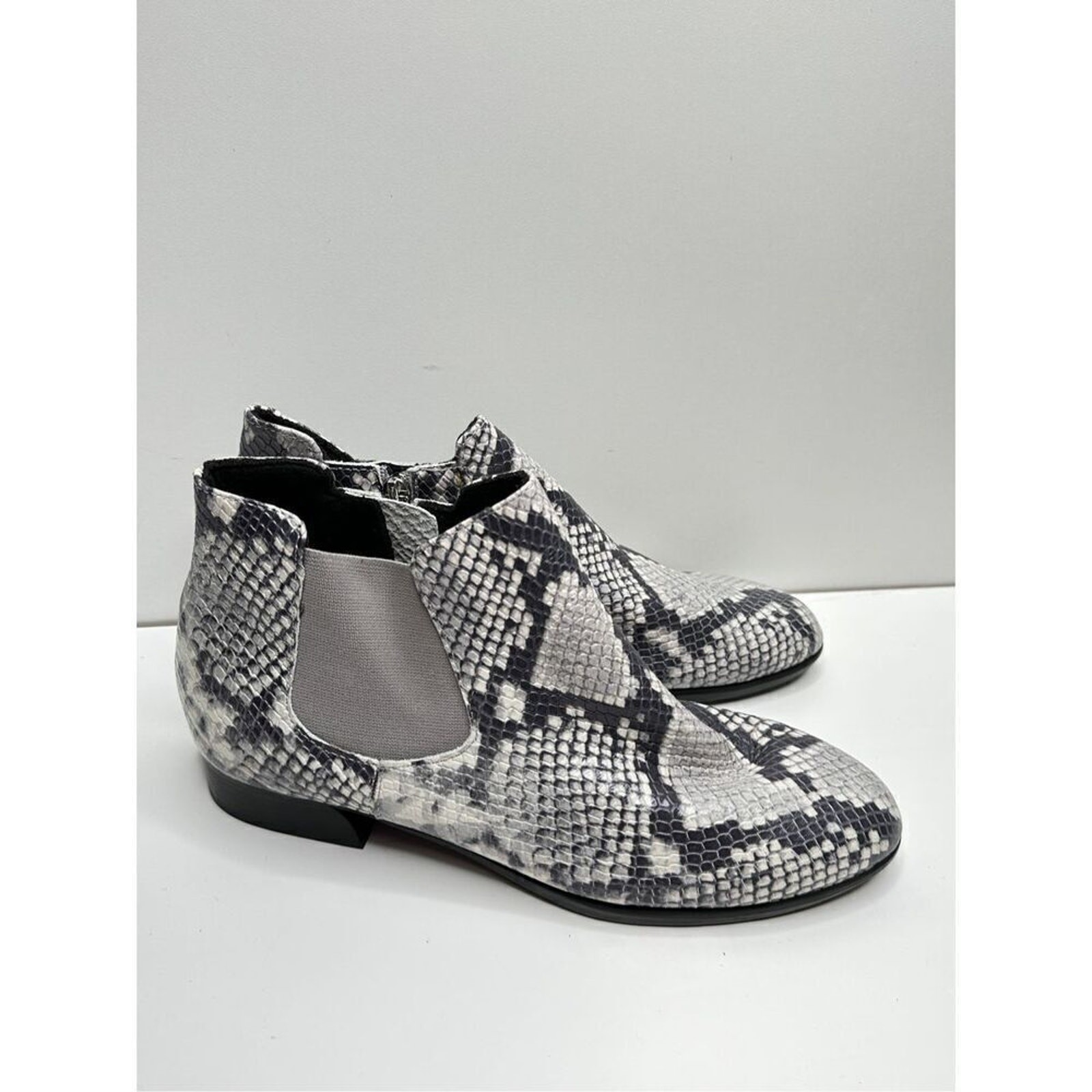 Munro Boots Cate Chelsea Women’s Size 8.5 Snake Print Side Zip Water Resistant
