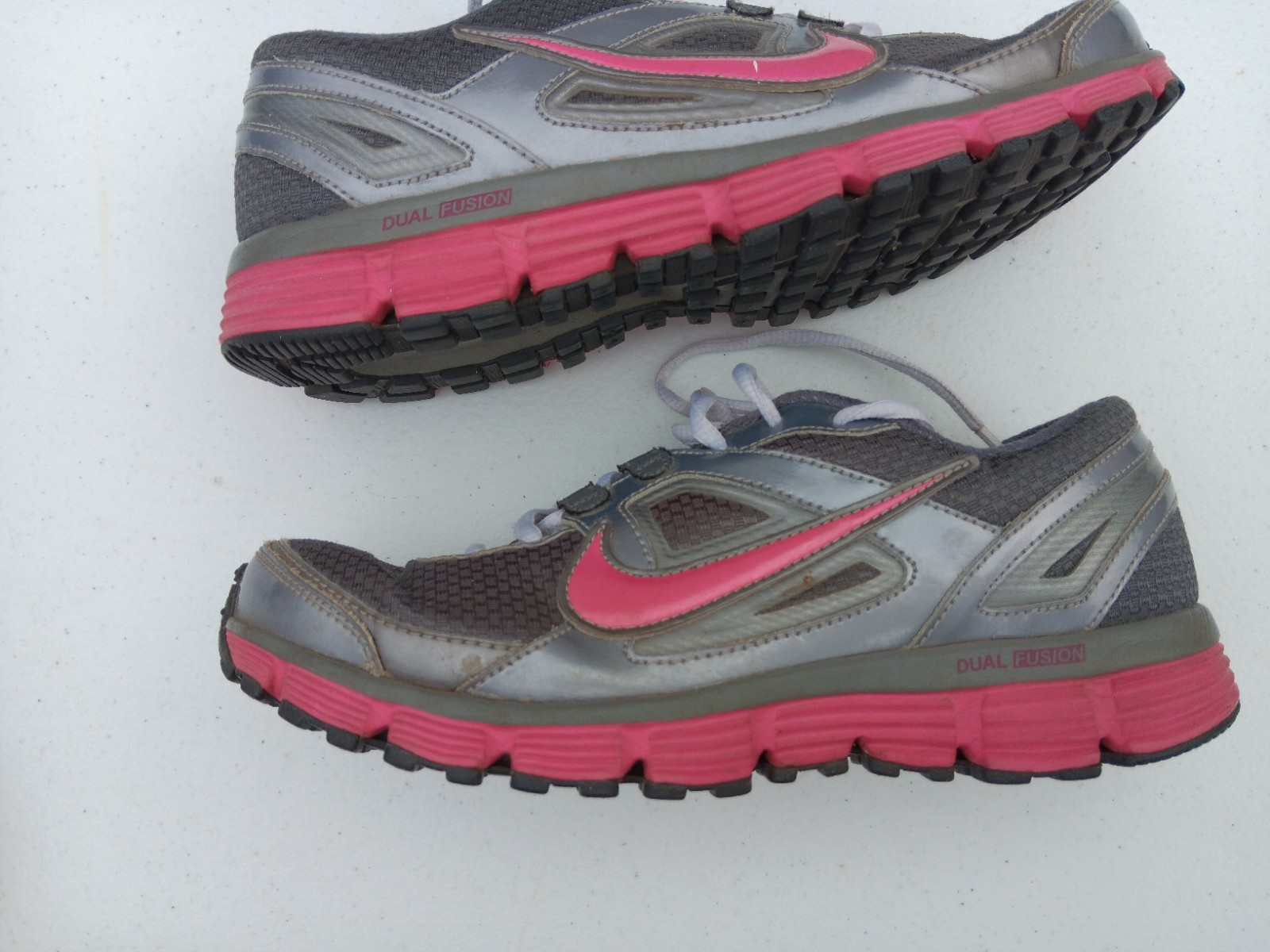 Size 8 – Nike Dual Fusion ST Gray Pink Low Women’s Sneakers Euc