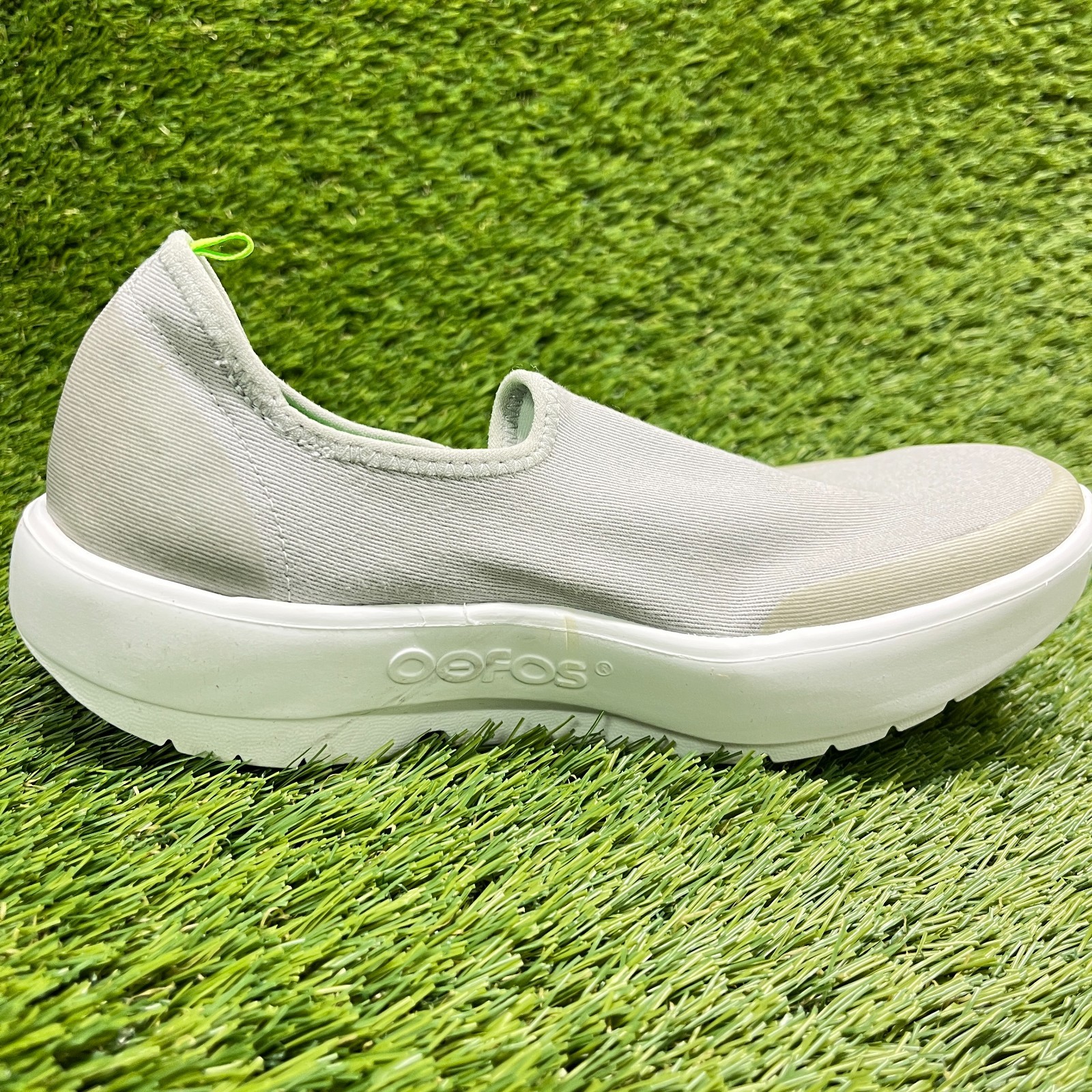 OOFOS OOmg eeZee Low Womens Size 7.5 Gray White Casual Slip On Recovery Shoes