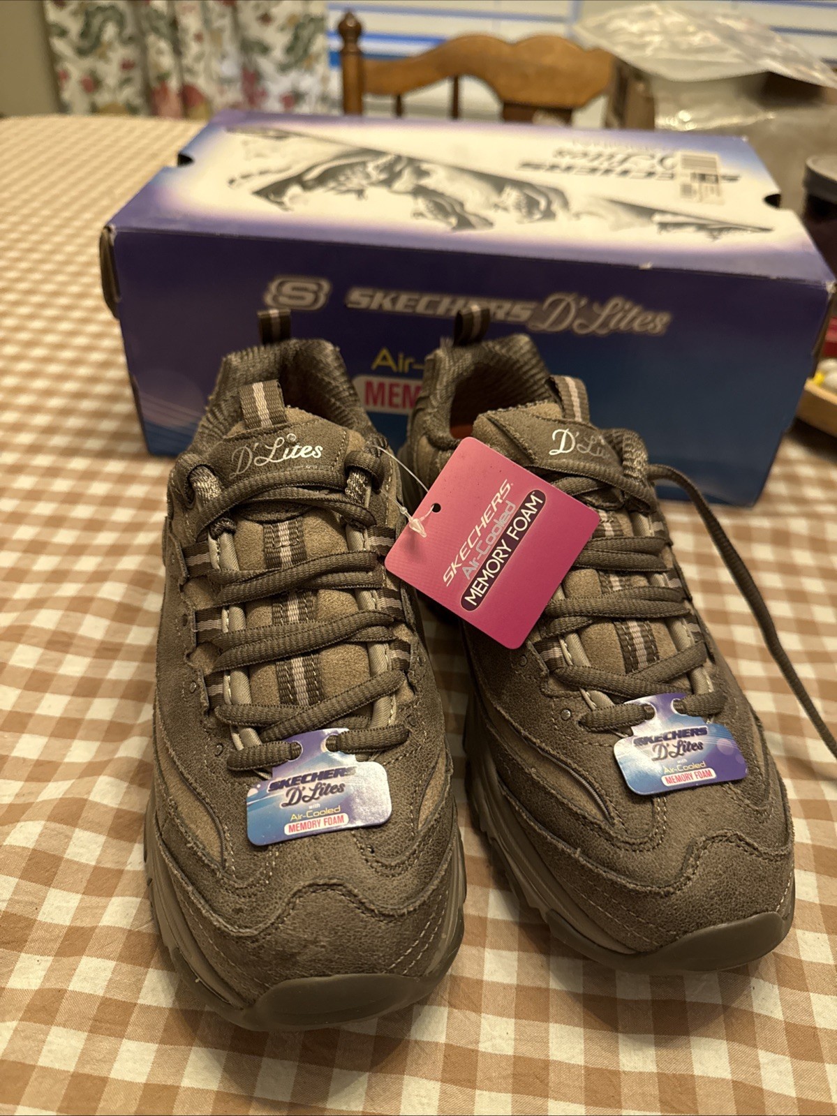 New Women’s Skechers D’lites With Air-cooled Memory Foam Size 7.5