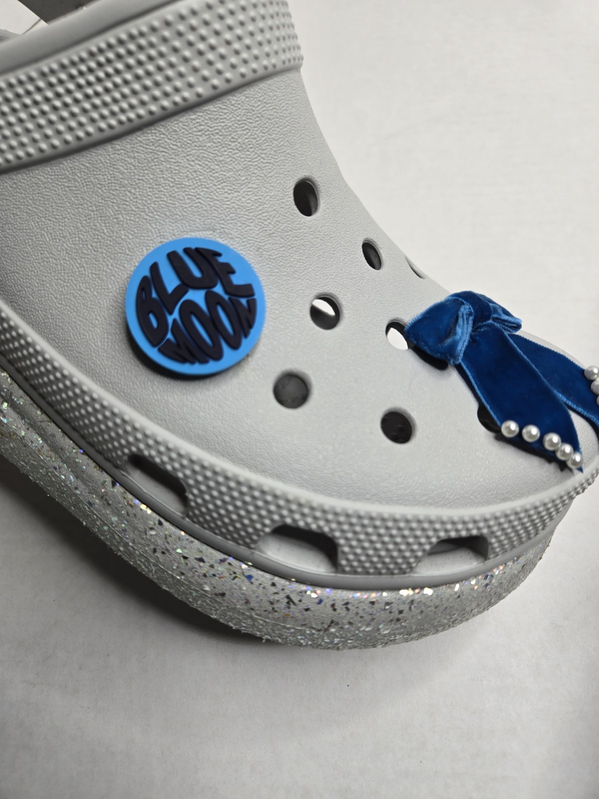 Crocs Classic Unisex Adults Crush Glitter Clogs Gray Jibbitz Women’s 10 Sandal