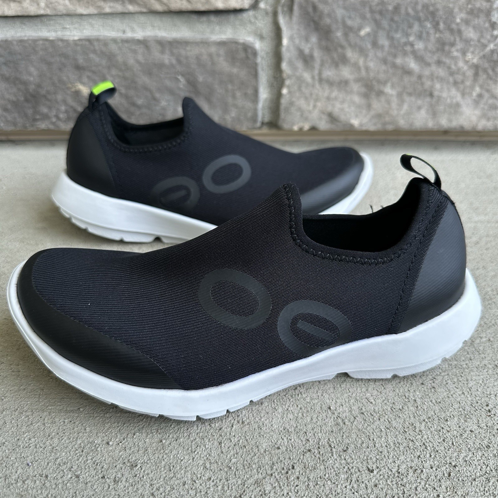 OOFOS OOmg eeZee Low Womens Size 8 Black Casual Walking Slip On Recovery Shoes