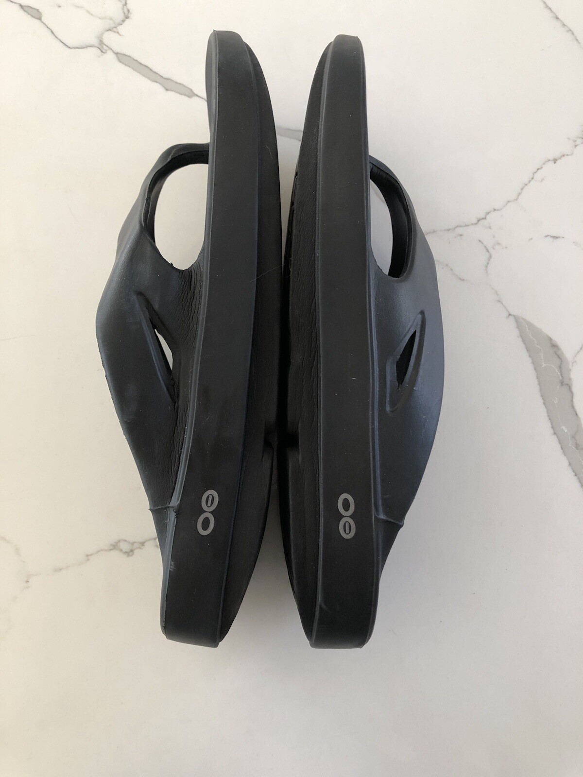 Oofos Unisex M-10 W-12 Slip on Flip Flop Black Recovery Light Weight Sandals