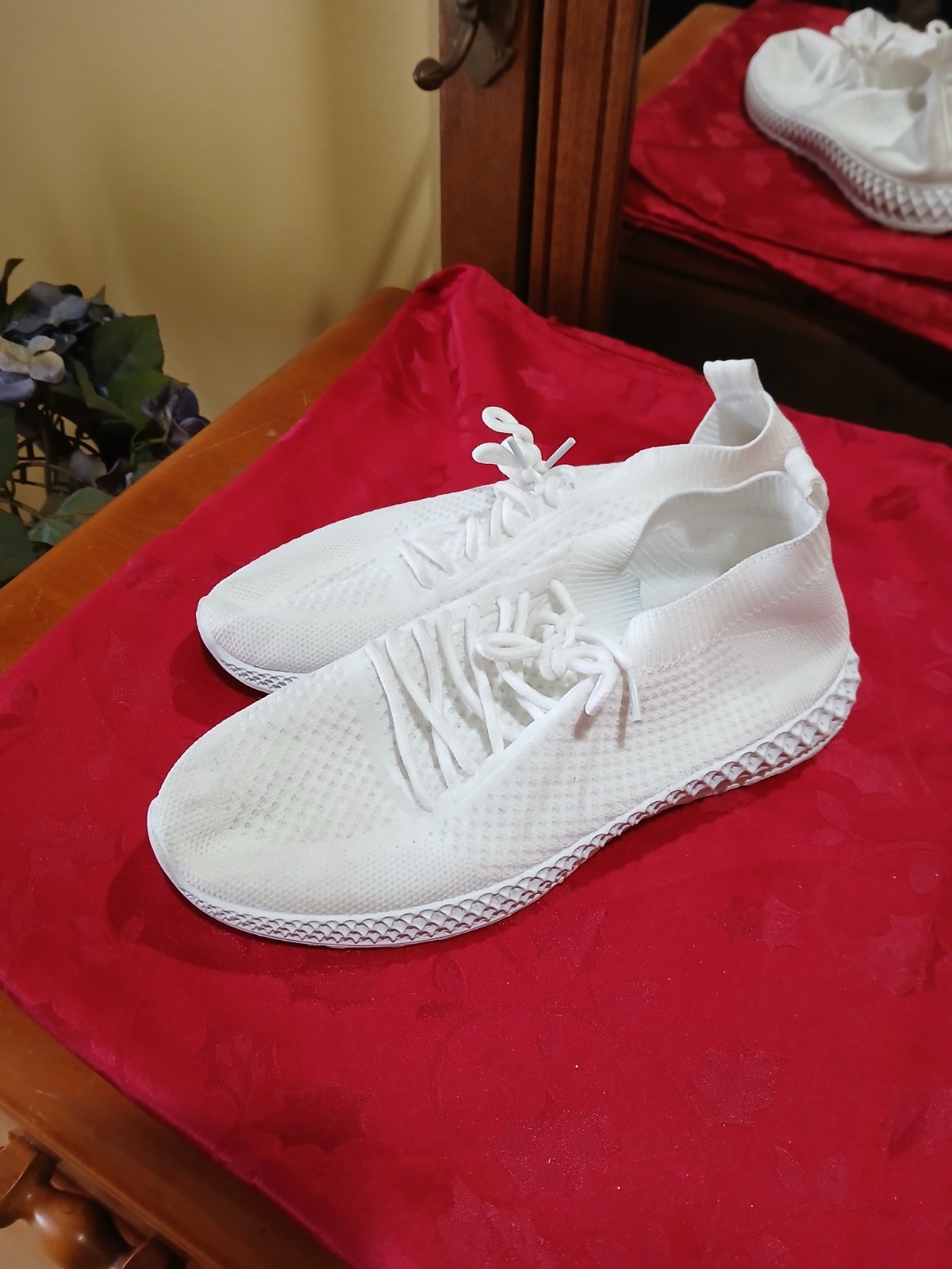 Taxi Women’s White Knit Sock Sneakers Lace Up Lightweight Size 9
