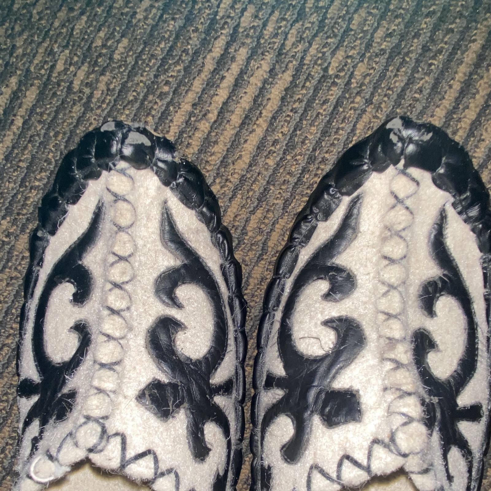 Black/White Felt Slip-On Slippers Open Toe Floral, Unisex Adults US 7.5