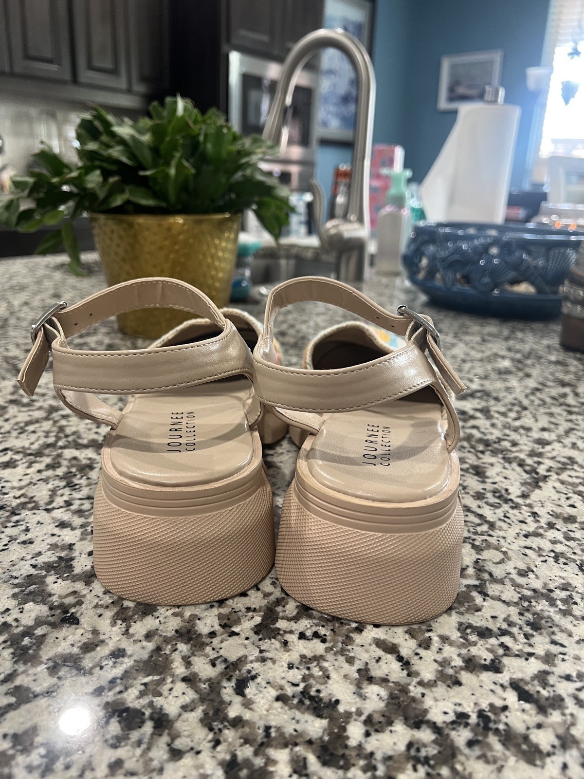 EXCELLENT CONDITION Journee Collection Dorit Women’s Crochet Platform Sandals