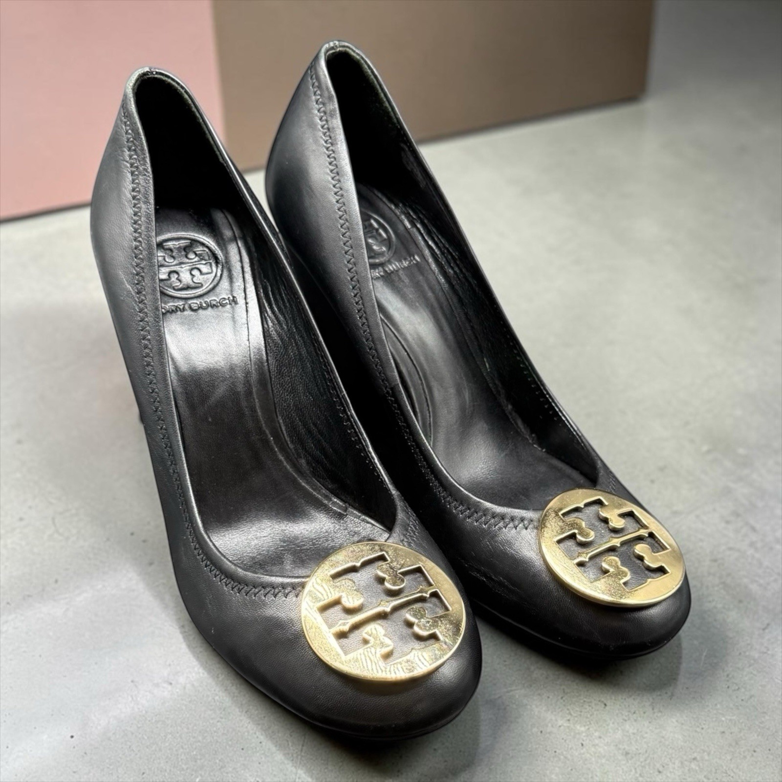 Tory Burch Sophie 5614 Black Leather 4″ Wedge Pumps Gold Logo Medallion Sz 9.5