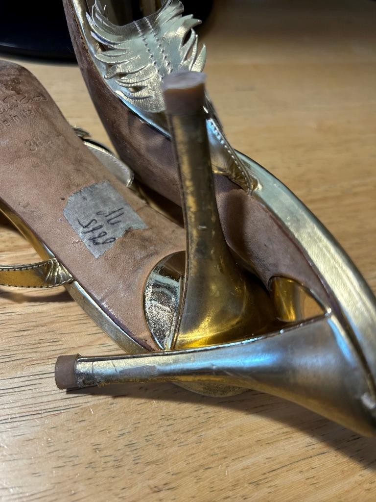Womens Oscar de la Renta Gold Leather Feather Embellished Heeled Sandals 38 US/8