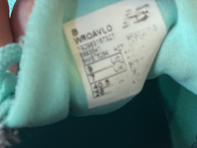 Women’s New Balance WROAV Size 9 US Sneakers/ Shoes Aqua