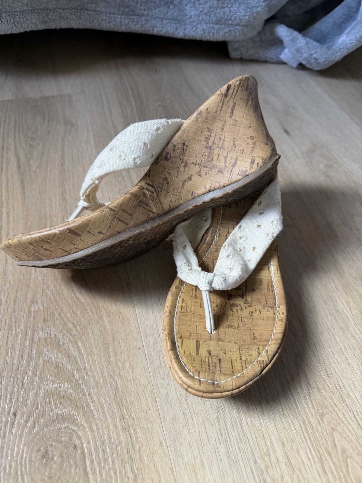 UNIONBAY Women’s Tan/White Eyelet Thong Wedge Sandals Cork Insole Fabric