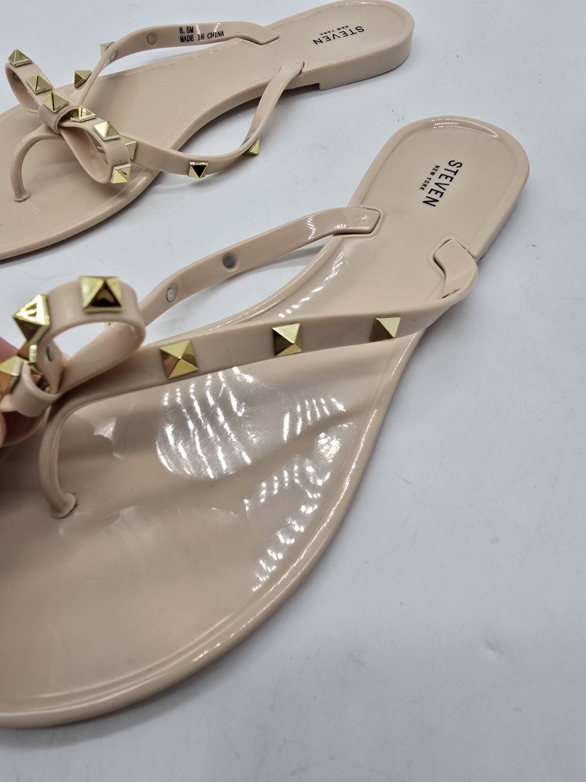 STEVEN New York Deevan Bow Beige w/Gold Studs Sandals Flip Flops Jelly Sz 8.5