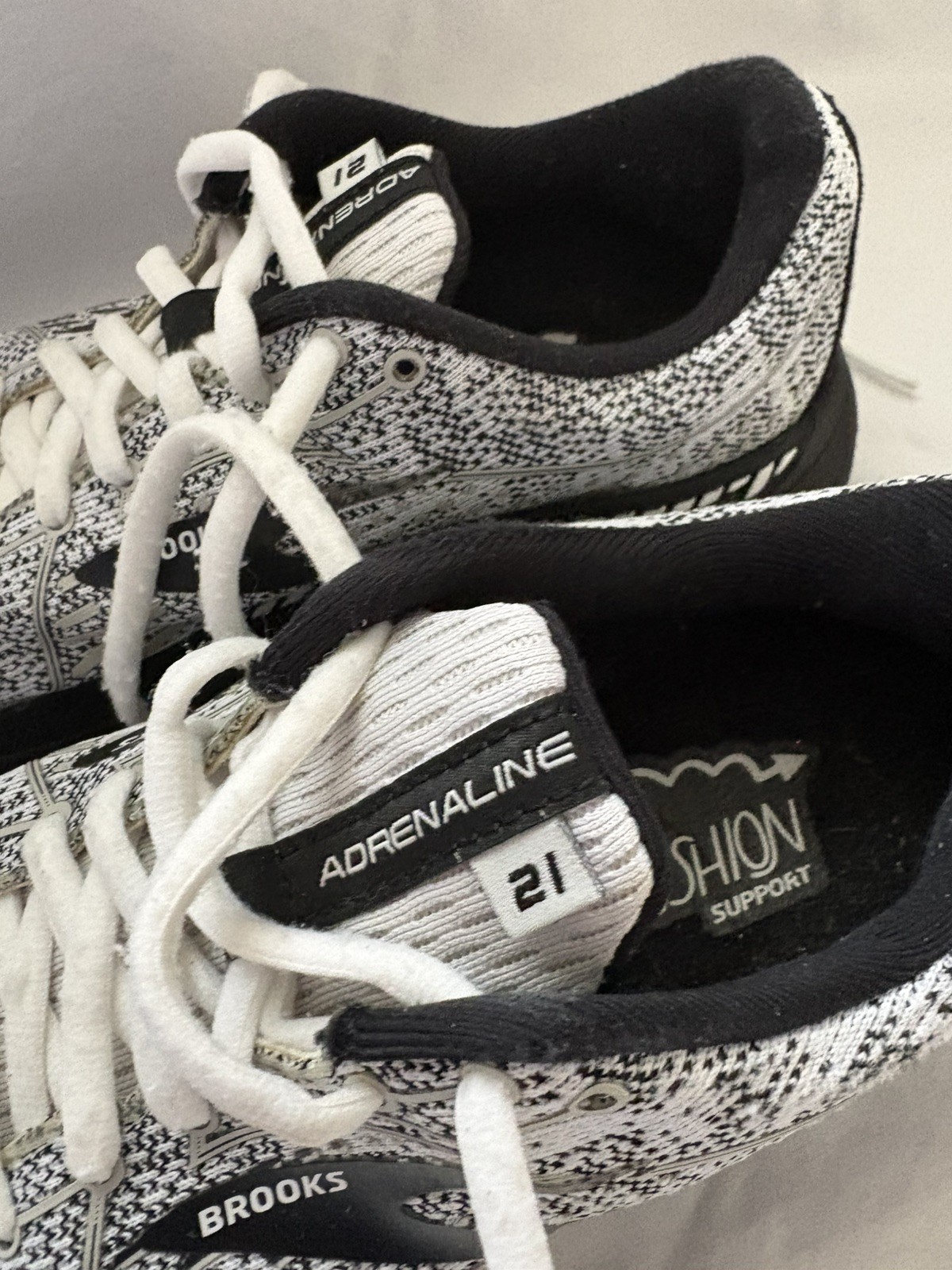 Brooks Women’s Adrenaline 21 Size 8.5 Black And Grey And White