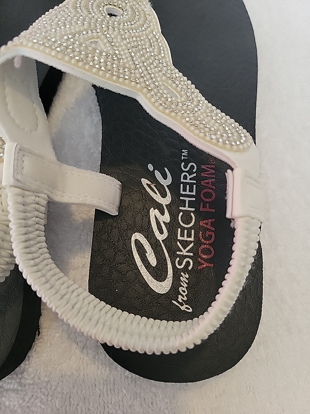 Cali From Skechers Yoga Foam White and Black Rhinestone Thong Sandals Size 7