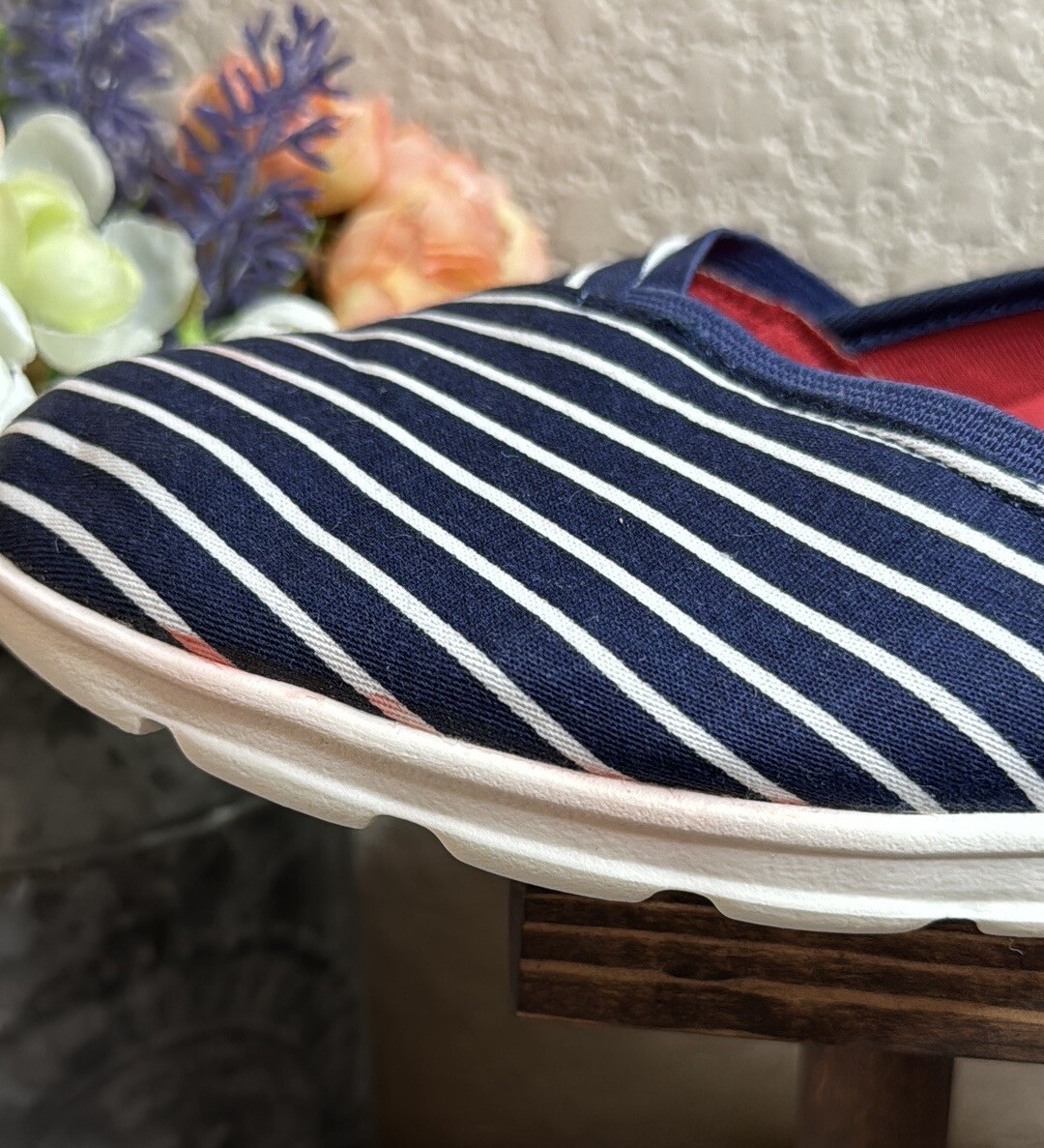 Land’s End Woman’s Deep Sea Navy Blue Stripe Lightweight Gatas Slip On Size 9.5D