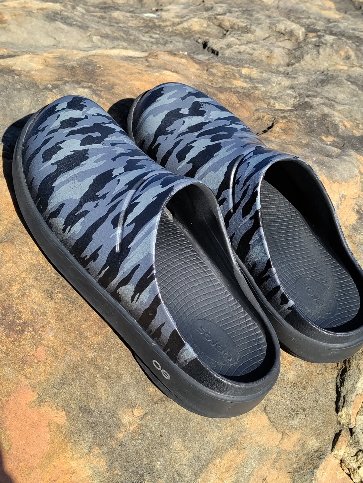 OOFOS OoCloog Limited Recovery Gray Camo Slip On Clogs Women’s 11 Men’s 9 W11 M9