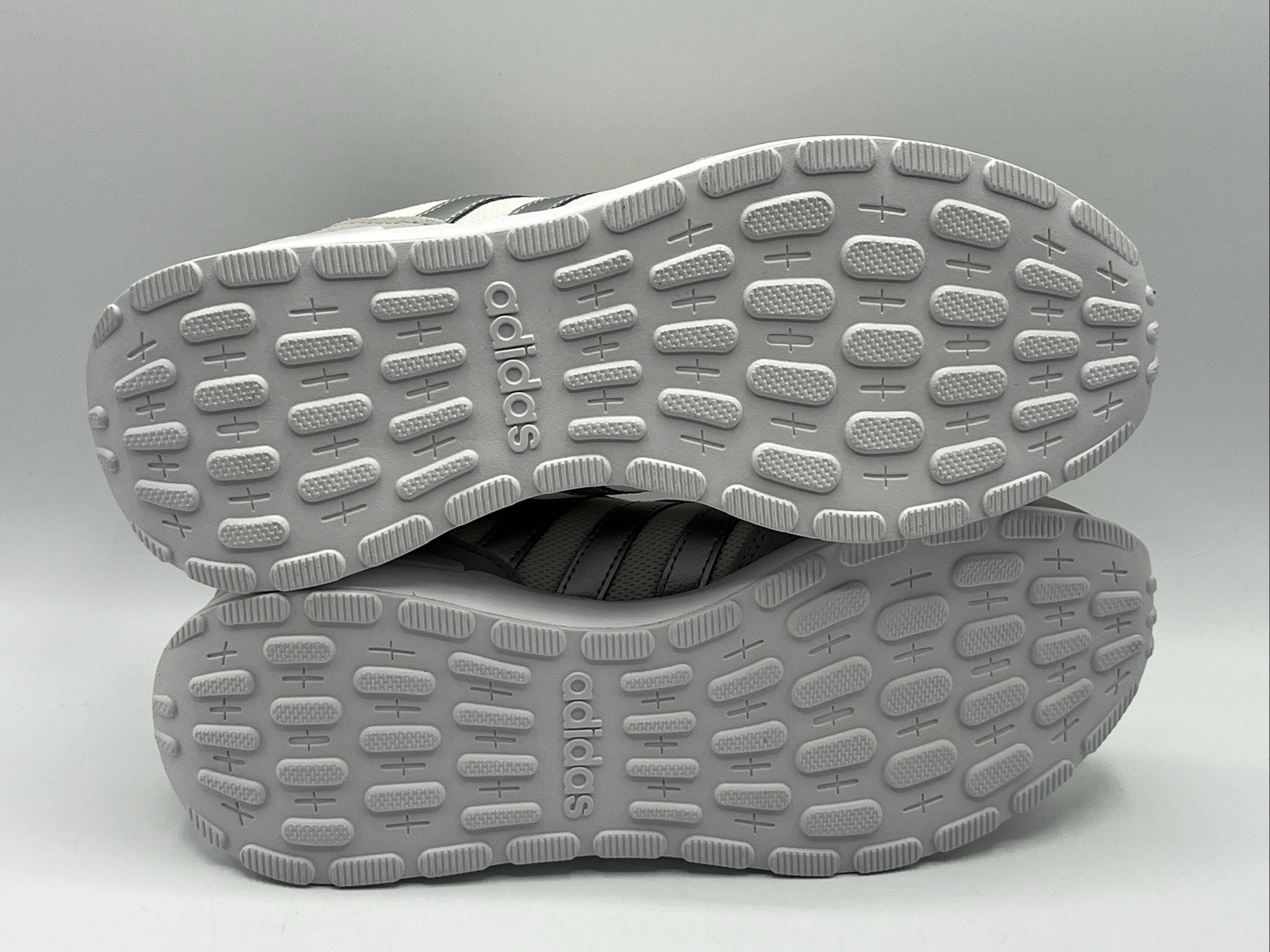 Adidas Run 60s Women’s Size 9 Cream Silver Athletic Sneakers JR6628 New
