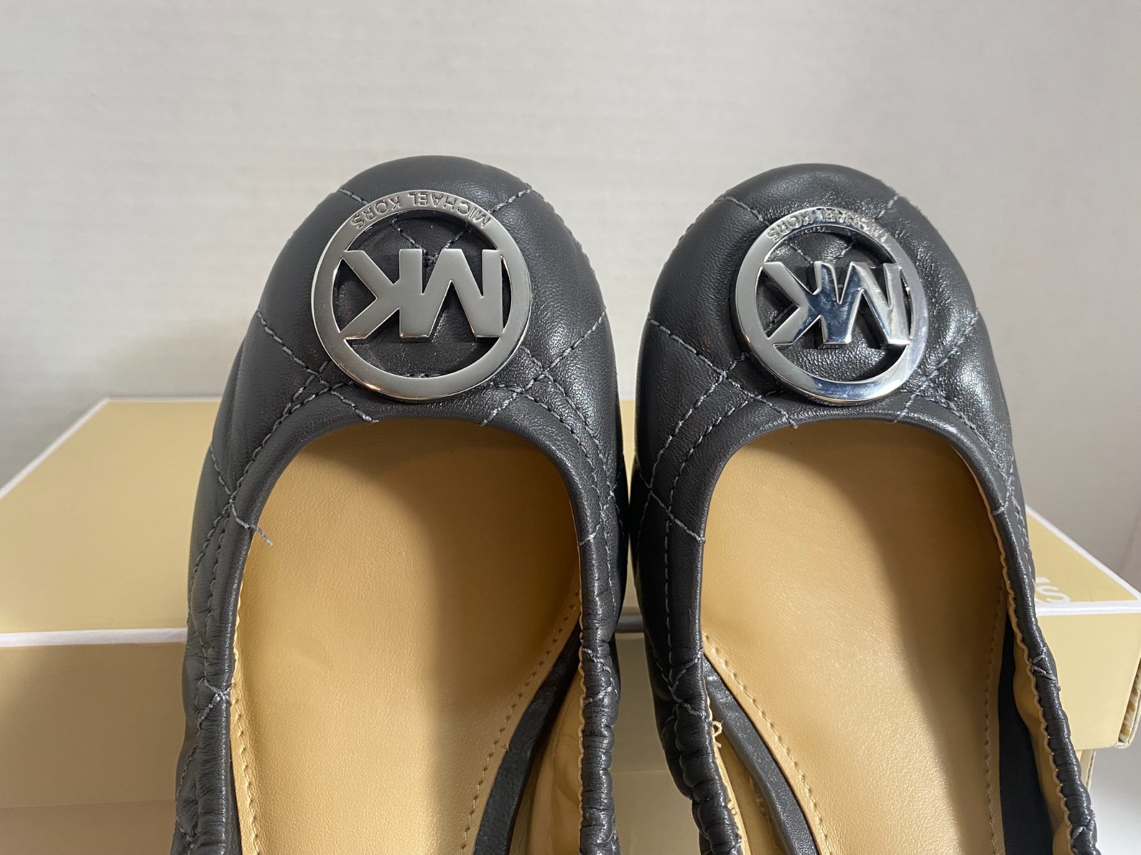 Michael Kors Fulton Quilted Ballet Flats Dark Gray Leather Silver MK Logo 6M-New