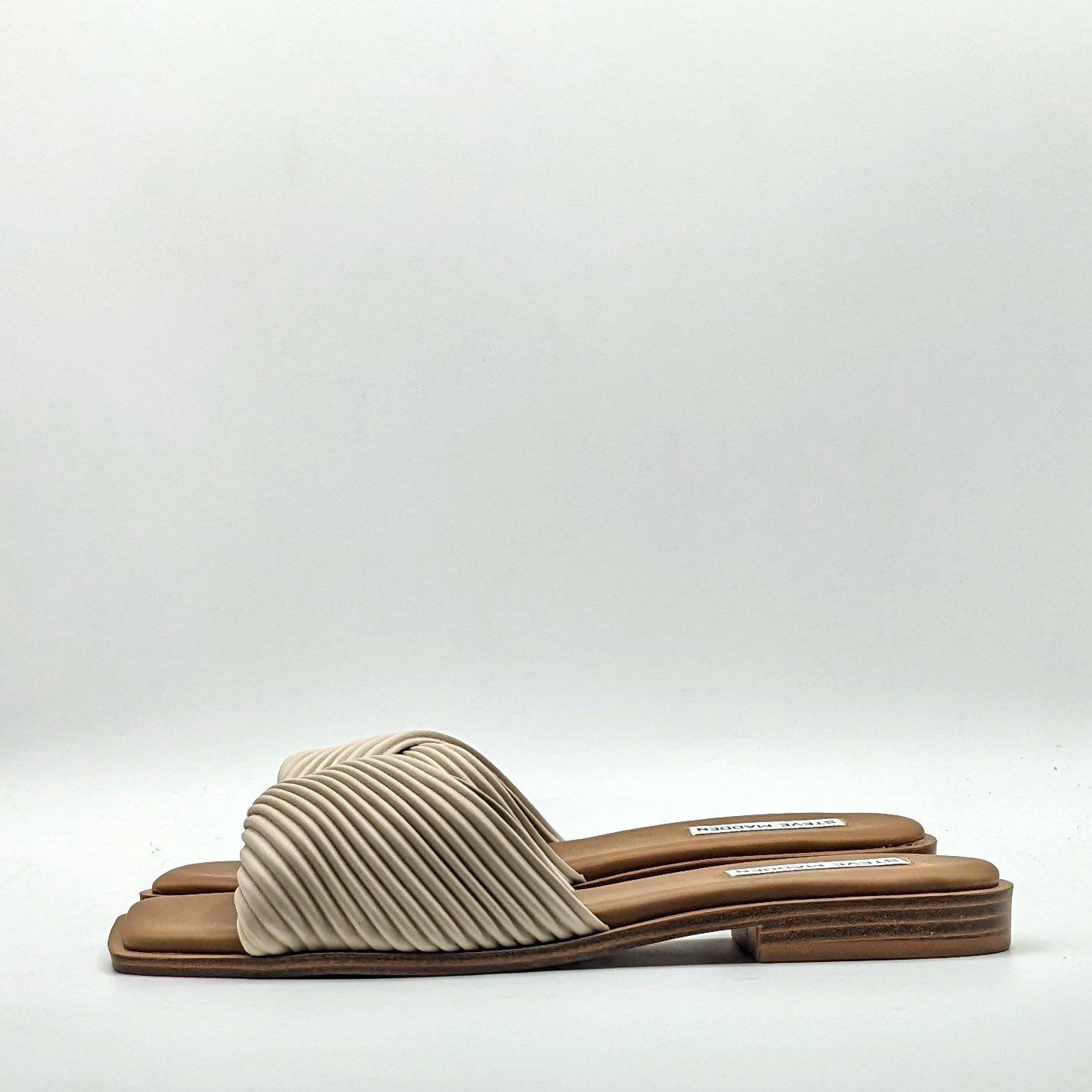 Steve Madden «LIMITT» Women’s Textured Cris-Cross Flat Mule Sandal (Bone) – NEW
