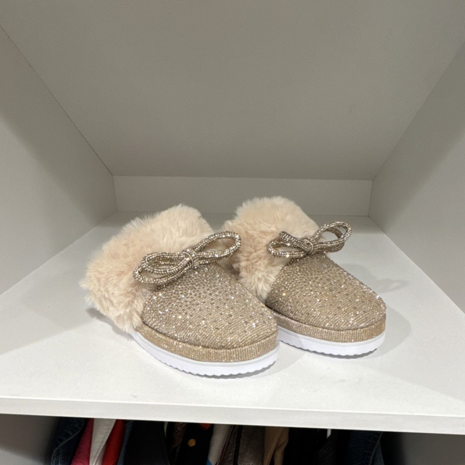 Gianni Bini Beige Gold Faux Fur Glitter Bow Slip-On Women’s Slippers Size 7
