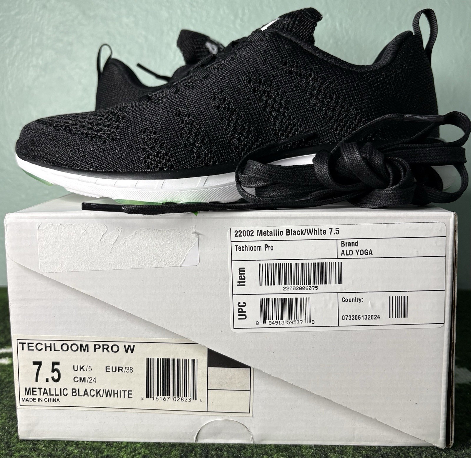 US Women’s 7.5 – APL Techloom Pro “Metallic Black/White” 22002, ALO Yoga