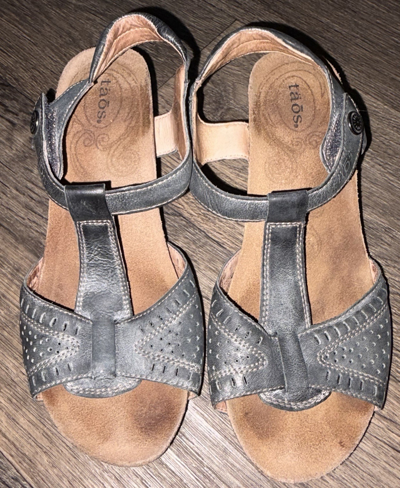 Womans Taos Perforated Blue Leather T Strap 2.5in Heel Sandals Size 38 US 7/7.5