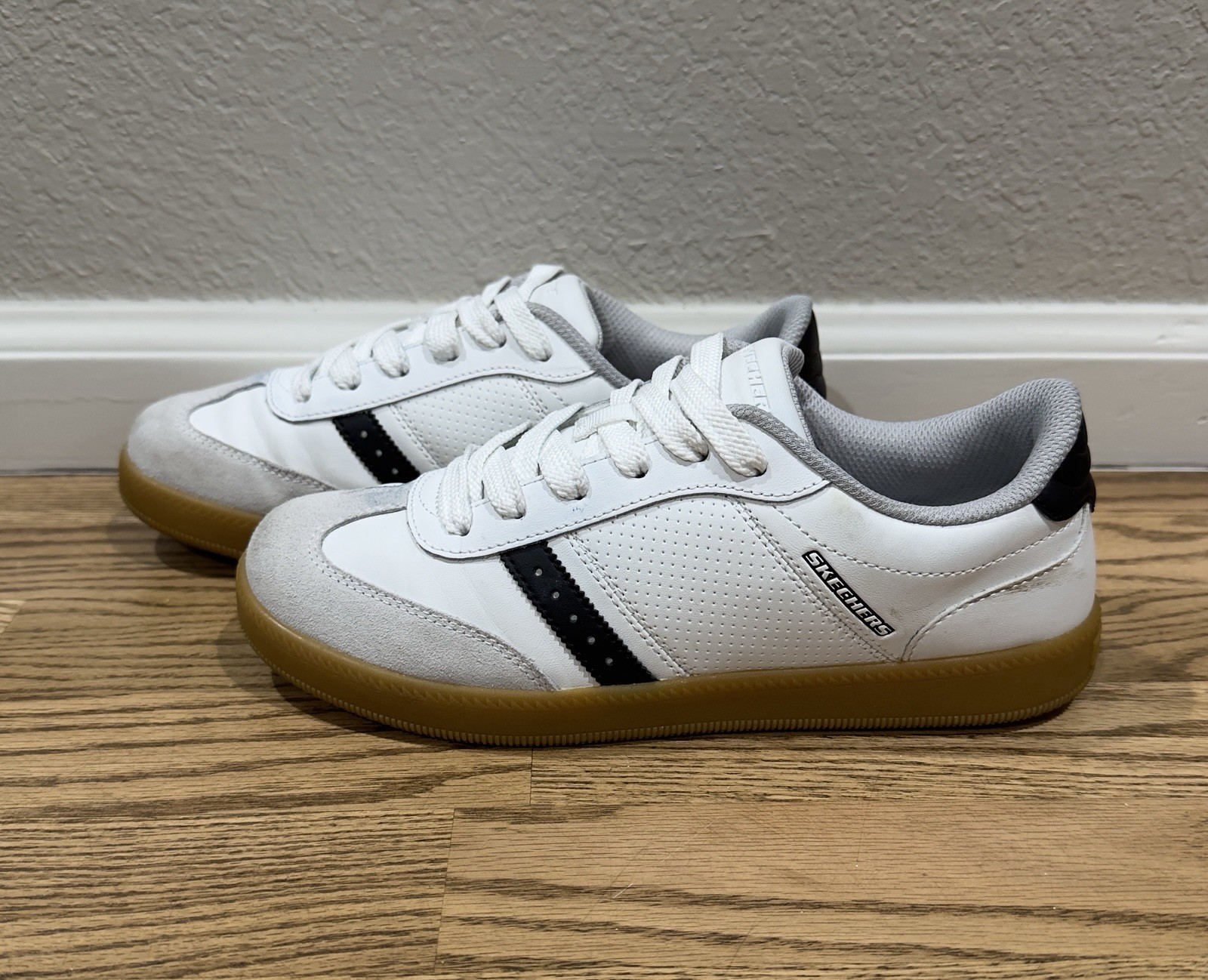 Skechers Casual Sneakers Shoes White Black Gum Sole Women’s Size 4