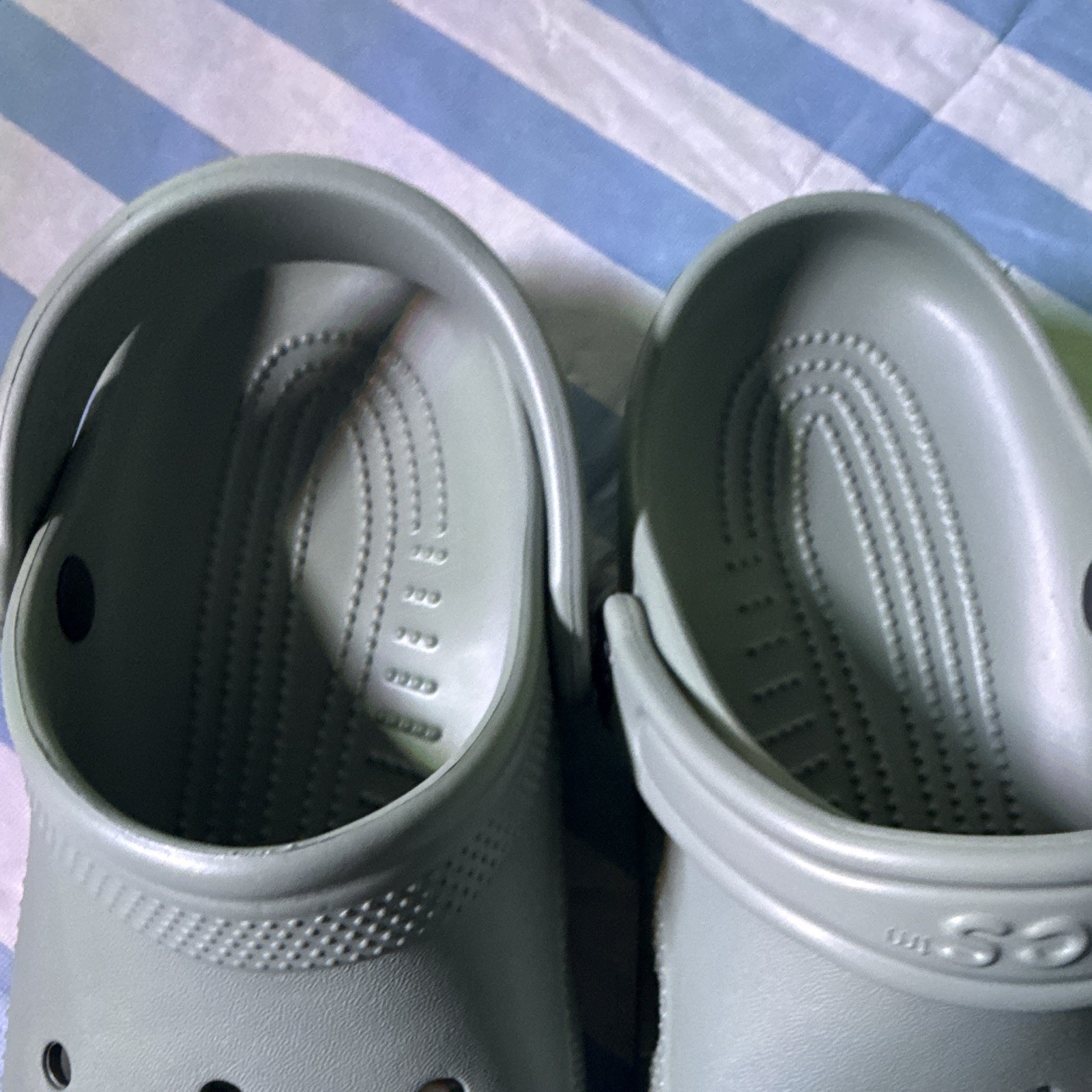 Crocs Classic Clog K «Moss» Green – Youth Size J6 (Fits Women’s US 7.5 / EUR 38-