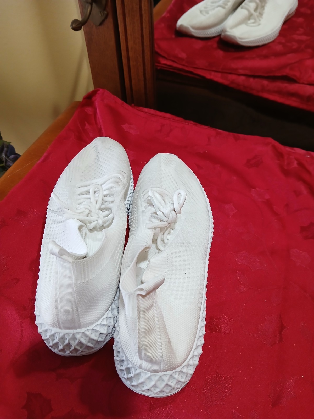 Taxi Women’s White Knit Sock Sneakers Lace Up Lightweight Size 9
