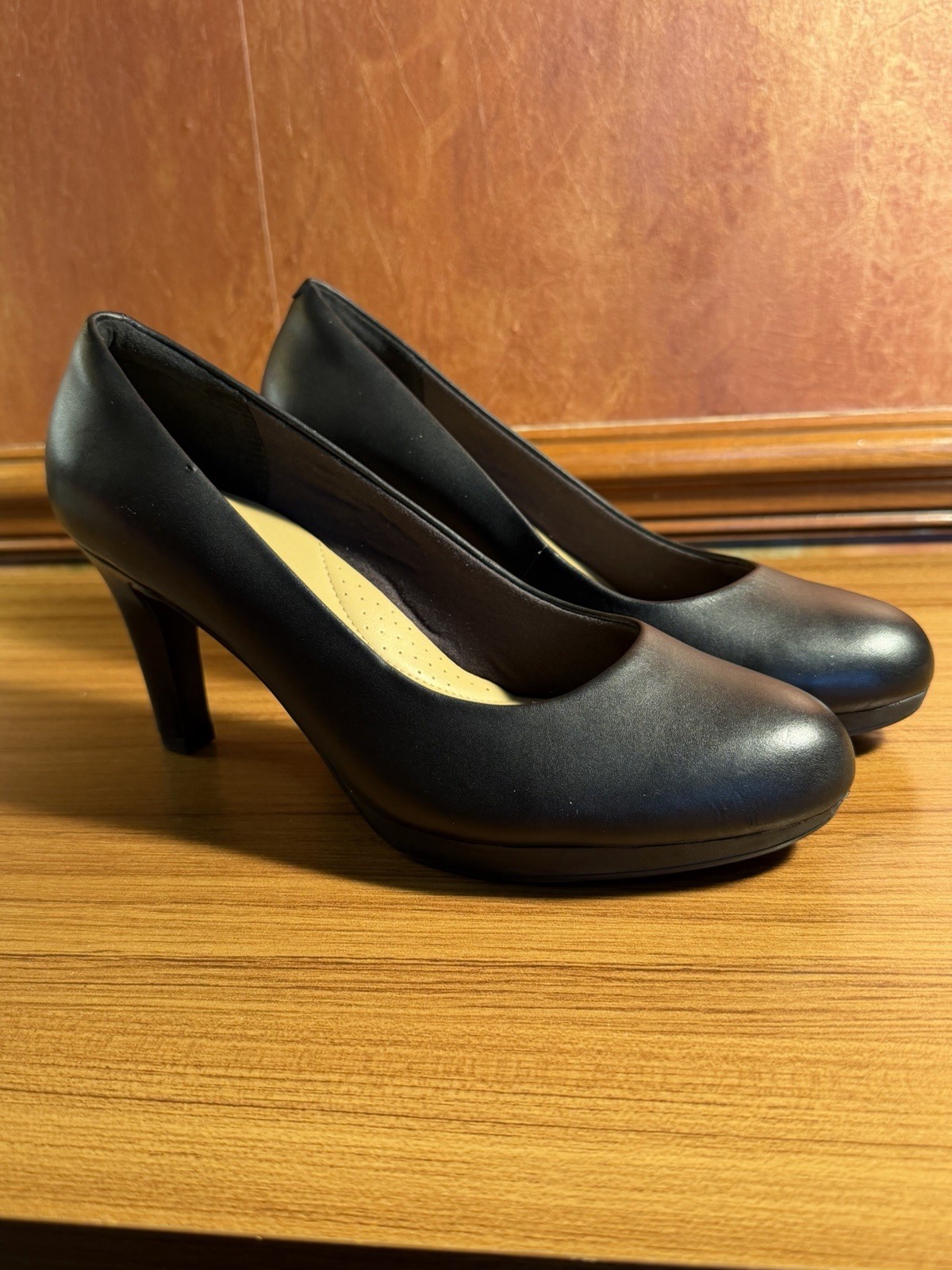 Clarks AMBYR Pumps Sz 8 W Black Leather Slip-Ons 2-1/2″ High Heels – EUC