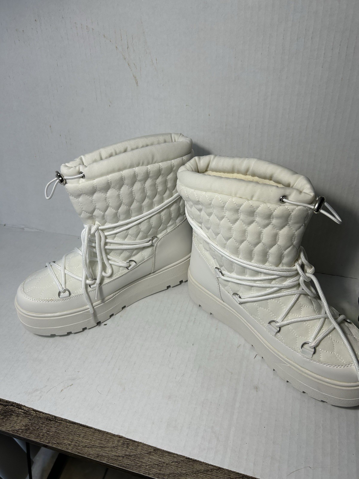 JustFab Neve White Quilted Lace-Up Ankle Snow Boots Womens US 10 EU 41
