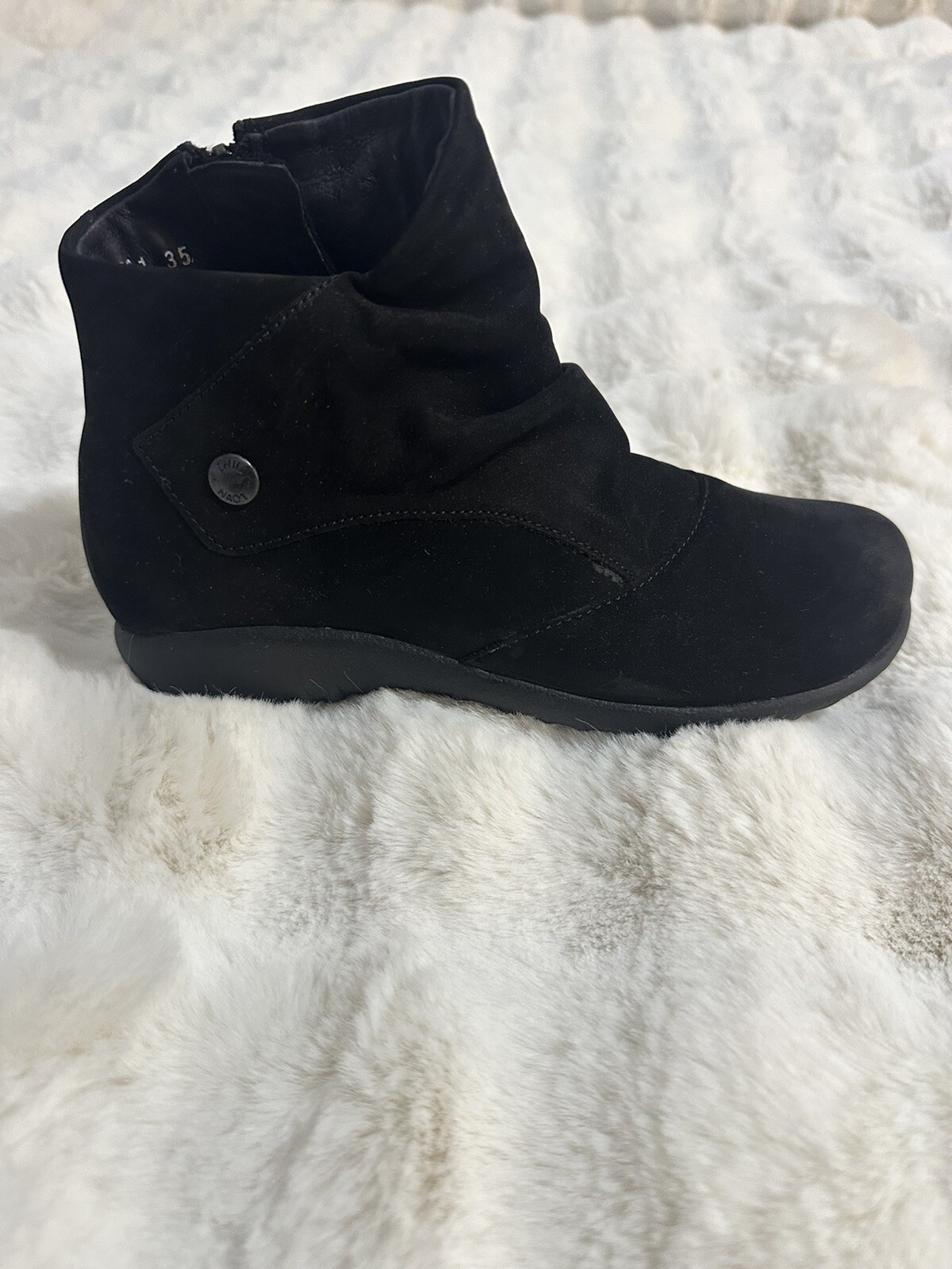 NAOT KAHIKA BLACK VELVET NUBUK LEATHER ANKLE BOOTS BOOTIES EU 35 US 4.5