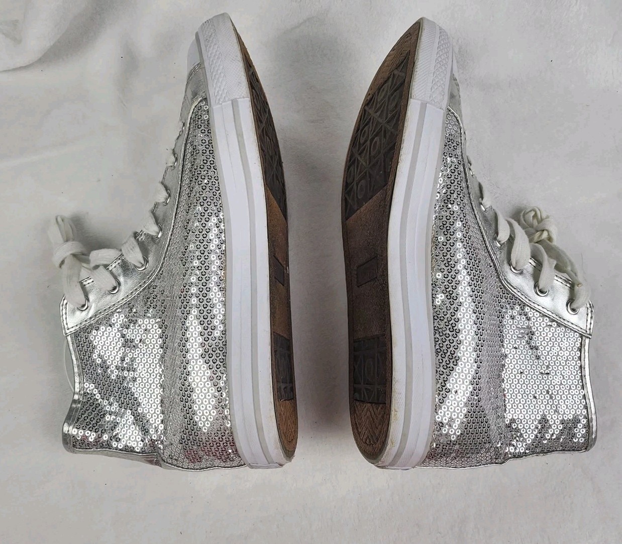 Gotta Flurt Silver Sequin/ White Women’s High Top Shoes 11 Destiny