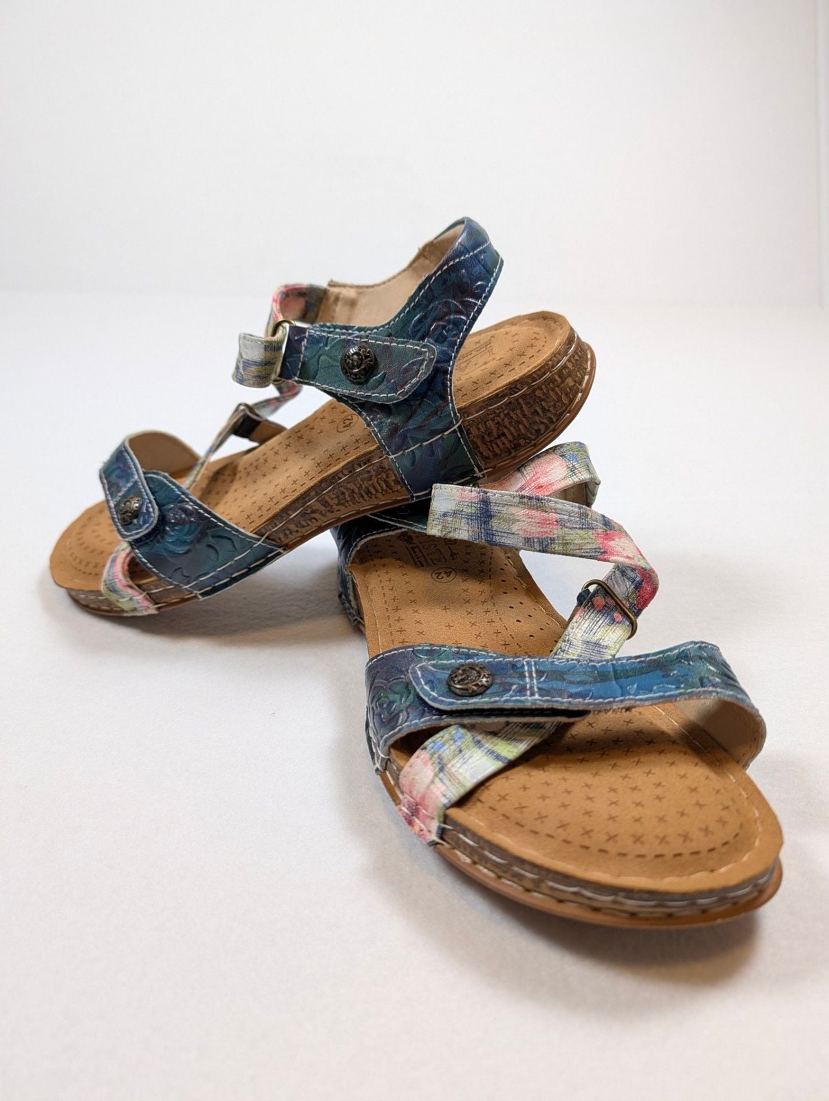 L’Artiste by Spring Step Collette Floral Embossed Strappy Sandals size 10.5